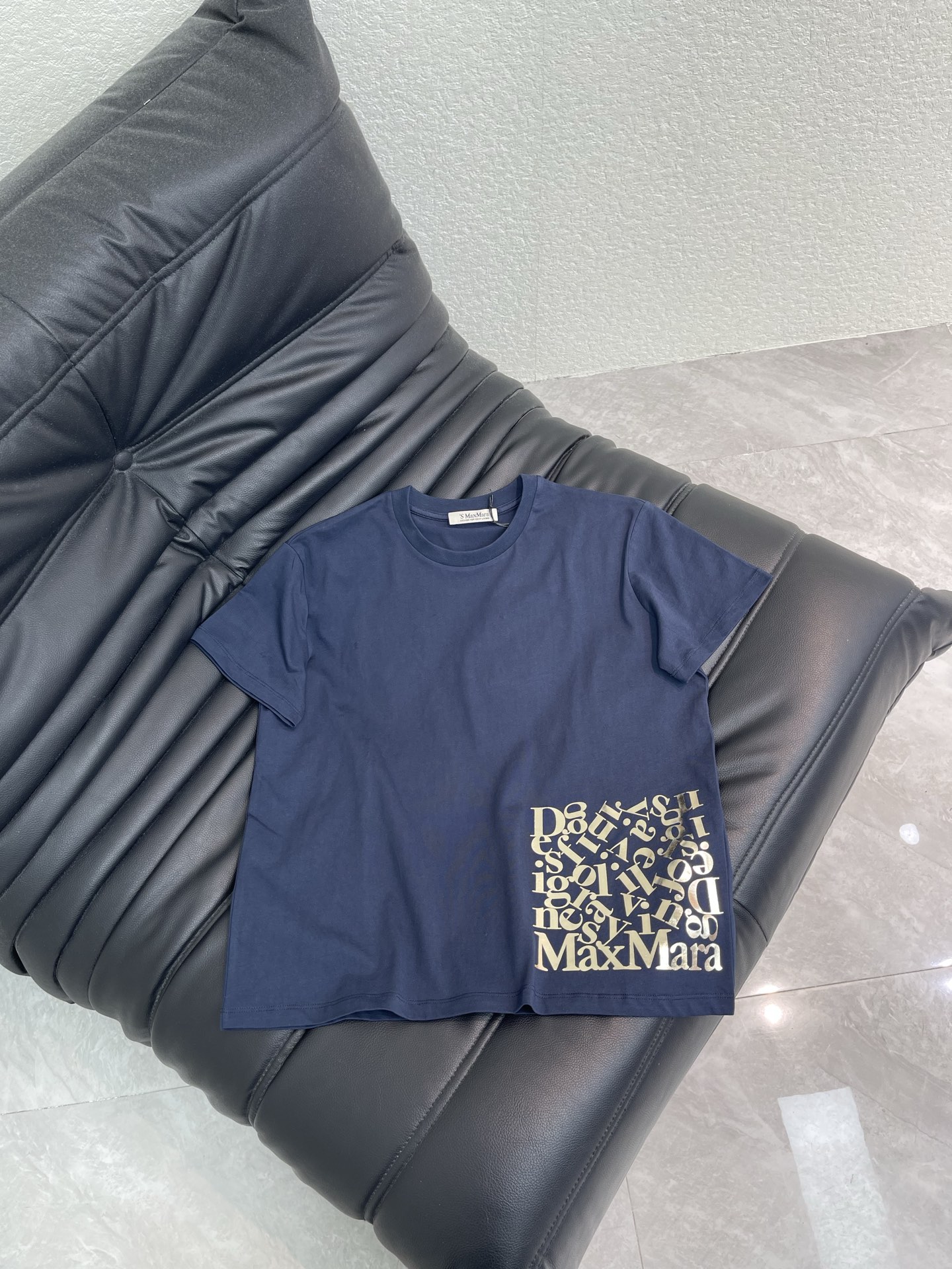 NO:793268,Max mara*26 new spring and summer hot stamping letter printed round neck short-sleeved T-shirt. This dark blue short-sleeved T-shirt has brand letters printed on the lower left corner, which is simple and recognizable. High-quality cotton material, soft and breathable, super comfortable for daily wear. Loose fit, tolerant to a variety of body types, goes well with casual pants or jeans.  OK, get a sense of fashion easily! MaxMara's consistent high-end texture and design make you look low-key and elegant fashion~SML,,jeans,T-shirt,tees,t-shirt,19860909Max mara*26春夏新款烫金字母印花圆领短袖T恤.这款深蓝色短袖T恤,左下角有品牌字母印花,简约又有辨识度.高品质棉料,柔软透气,日常穿着超舒适.宽松版型,包容多种身材,随便搭配休闲裤或牛仔裤都很 OK,轻松get时尚感!MaxMara一贯的高端质感和设计,穿上就是低调优雅的时髦精~SML,,jeans,T-shirt,tees，t-shirt,,Women's clothing