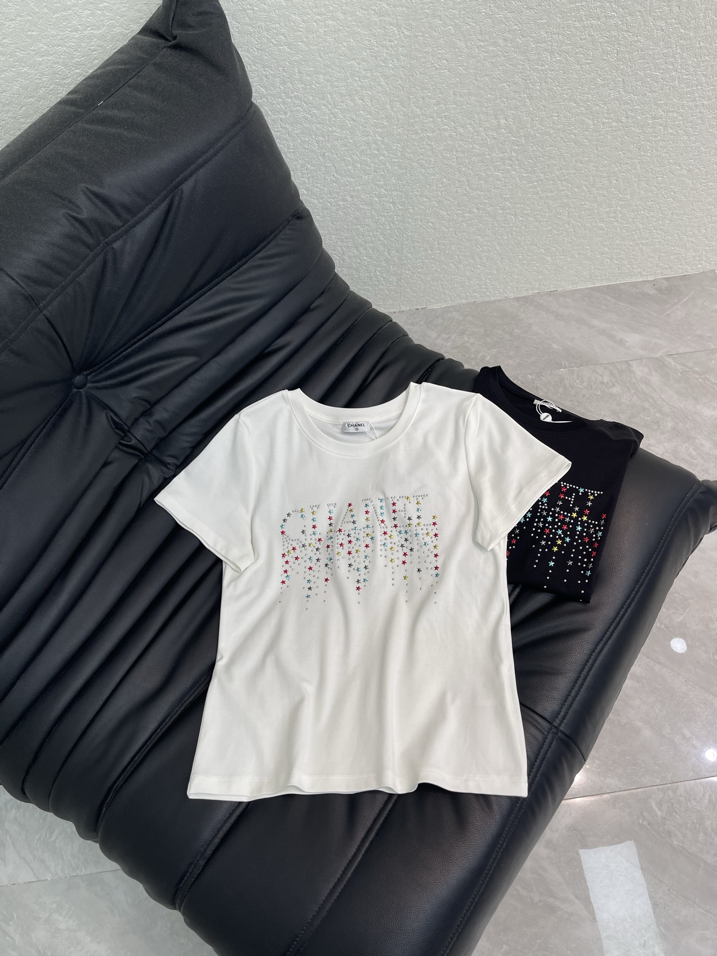 NO:791720,Chane*26 new spring and summer five-pointed star letter hot diamond short-sleeved T-shirt Mercerized cotton fabric High-density fashionable sports style Every daily wear Playful and age-reducing design elements full of vitality High quality Size SML A,,chanel,T-shirt,tees,t-shirt,19860909Chane*26春夏新款五角星字母烫钻短袖T恤 丝光棉面料 高密度时髦运动风 每个日常的穿搭 俏皮减龄充满元气的设计元素 高品质 尺码SML A,,chanel,T-shirt,tees，t-shirt,,Women's clothing