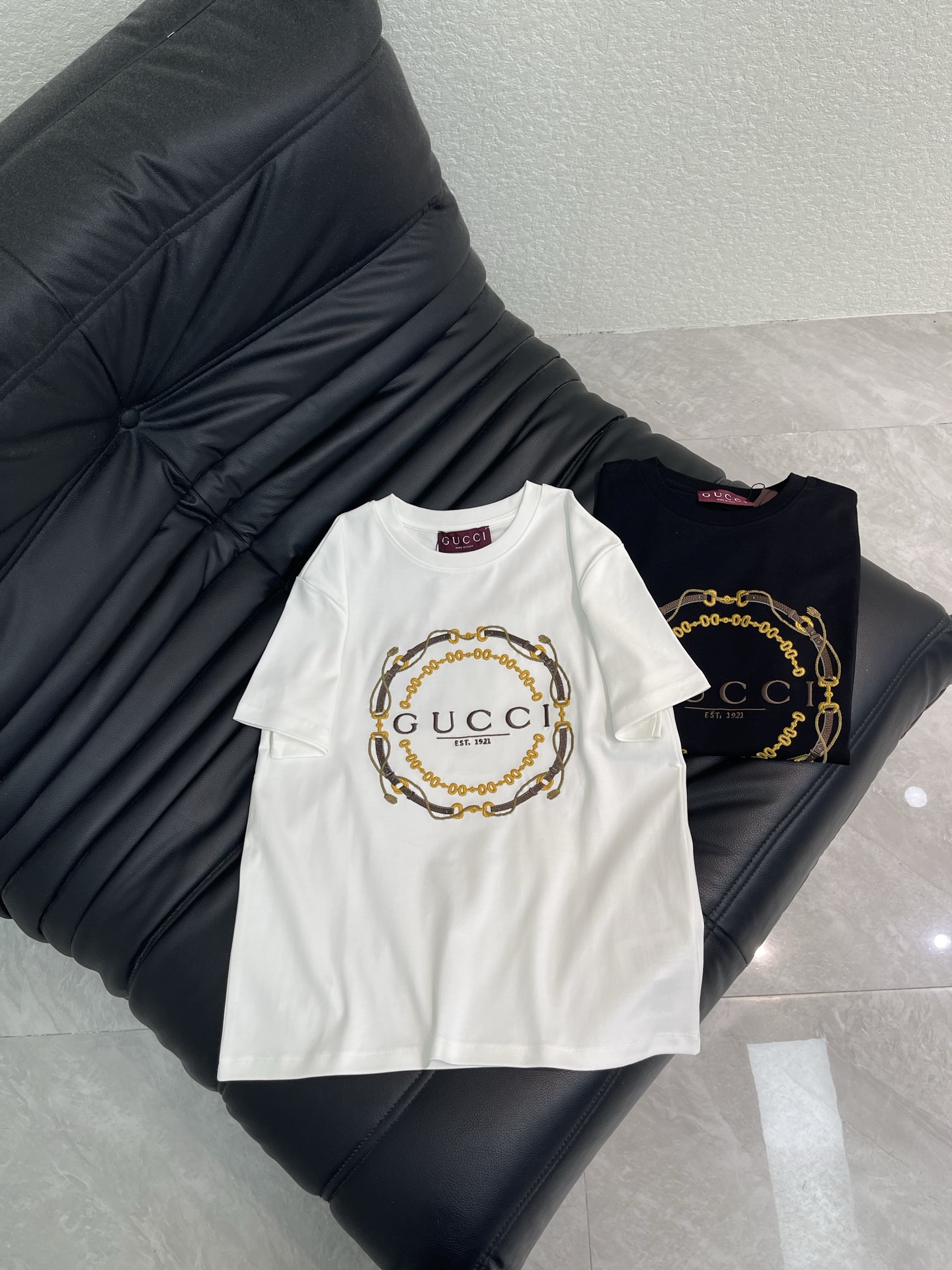 NO:793265,Gucc*26 new spring and summer embroidered chain button letter short-sleeved T-shirt!  Customized cotton material with fine texture, comfortable and breathable. Embroidered chain buckle with brand logo on the front. Retro and fashionable. Wear high-end fashion. Easily create a high-street look!  Two-color SML A,,gucci,T-shirt,tees,t-shirt,19860909Gucc*26春夏新款刺绣链扣字母短袖T恤！定制全棉材质 质感细腻 舒适透气 正面刺绣链扣刺品牌标识 复古又时髦 穿搭高级时尚 轻松打造高街感穿搭！两色SML A,,gucci,T-shirt,tees，t-shirt,,Women's clothing