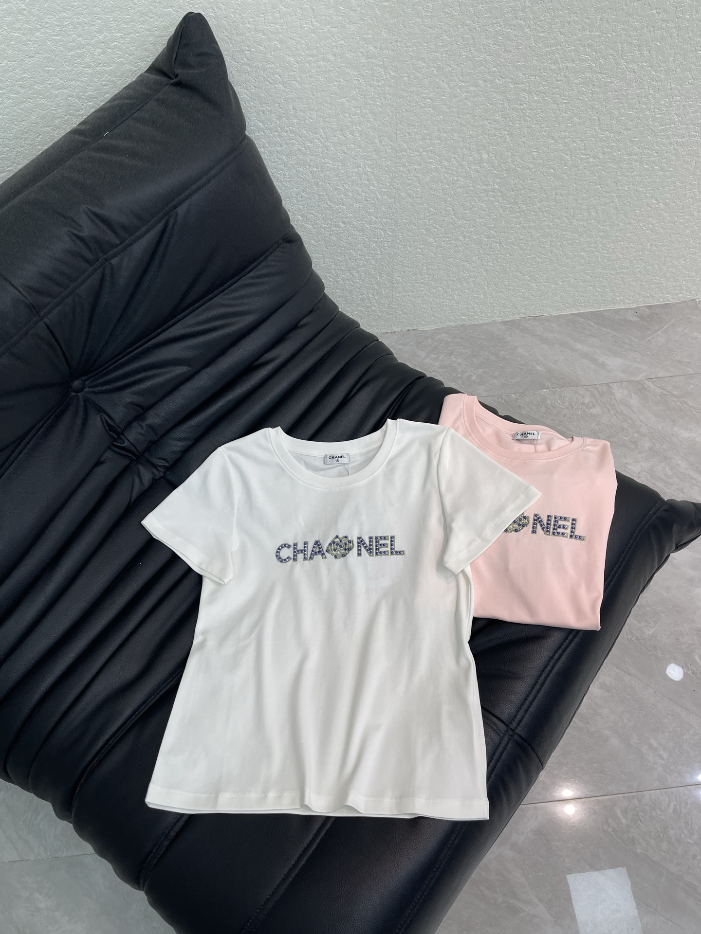 NO:791721,Chane*26 new spring and summer camellia beaded embroidered letter short-sleeved T-shirt Mercerized cotton fabric High-density fashionable sports style Every daily wear Playful and age-reducing design elements full of vitality High quality Size SML AA,,chanel,T-shirt,tees,t-shirt,19860909Chane*26春夏新款山茶花钉珠刺绣字母短袖T恤 丝光棉面料 高密度时髦运动风 每个日常的穿搭 俏皮减龄充满元气的设计元素 高品质 尺码SML AA,,chanel,T-shirt,tees，t-shirt,,Women's clothing