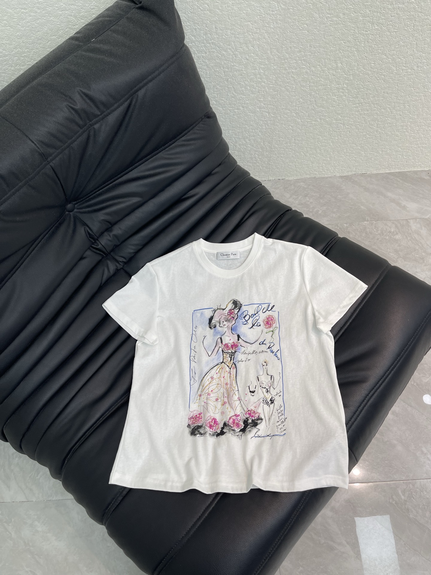 NO:791718,Dio*26 new product niche design exquisite printed beaded short-sleeved T-shirt. High-end fabric. Skin-friendly, breathable and comfortable. Iconic letter pattern is low-key and luxurious. Age-reducing girlhood!  A must-have artifact for Bai Fumei!  The classic version is versatile and easy to wear. It is highly recommended to keep it for yourself!  The quality of workmanship depends on the details SML, dior, T-shirt, tees, t-shirt,19860909Dio*26新品小众设计精致印花订珠短袖T恤 高订面料 亲肤透气舒适 标志性字母图案低调奢华 减龄少女时代！白富美必备神器！ 经典版型百搭不挑人 强烈推荐自留款！ 做工品质看细节 SML,,dior,T-shirt,tees，t-shirt,,Women's clothing