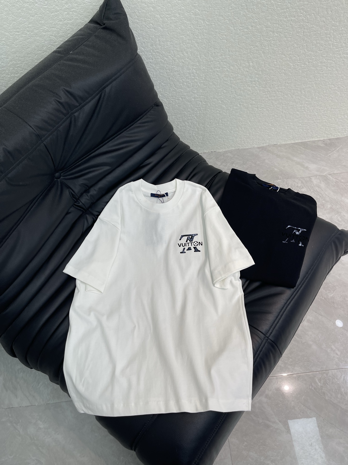 NO:792776,Louis Vuitto*26 new four-leaf clover presbyopia letter printed round neck short-sleeved T-shirt. Made of high-gram heavy-wash pure cotton fabric, pure cotton is breathable, very refreshing and comfortable for daily wear. The brand logo is spliced ​​with the words '1854-', which is full of commemoration! Classic round neck + loose fit, super comfortable and handsome for daily wear, suitable for those who pursue a balance between classic and trendy!  Same style for men and women!  S-XL A,,louis vuitton,T-shirt,tees,t-shirt,19860909Louis Vuitto*26新款四叶草老花字母印花圆领短袖T恤.高克重洗水纯棉质面料,纯棉透气,日常穿着非常清爽穿感舒适.品牌标志拼接'1854-'字样,纪念感满满!经典圆领+宽松版型,日常穿搭超舒适帅气,适合追求经典与潮流平衡的穿搭需求！男女同款！S-XL A,,louis vuitton,T-shirt,tees，t-shirt,,Women's clothing