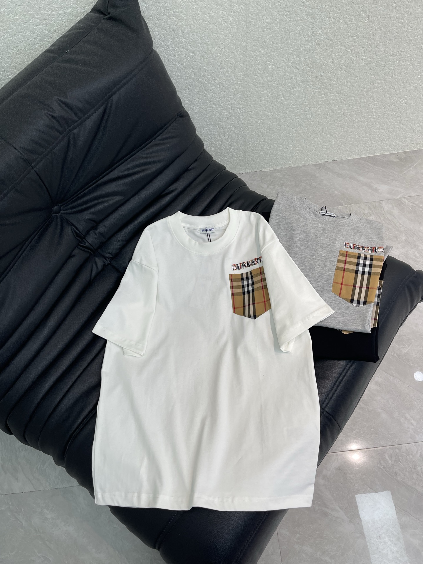 NO:792740,Burberr*26 new embroidered pocket short-sleeved T-shirt. High-weight pure cotton fabric, thick and skin-friendly texture, breathable and durable. The iconic plaid pocket on the chest has its own brand recognition, embroidered letter logo, and exquisite details show the texture of a big brand. The loose version adapts to a variety of body shapes, making it easy to create casual yet stylish daily wear. Same style for men and women!  S-XL,,burberry,T-shirt,tees,t-shirt,19860909Burberr*26新款刺绣口袋短袖T恤.高克重纯棉面料,质感厚实亲肤,透气性与耐用性兼具.胸前标志性格子口袋自带品牌辨识度,刺绣的字母标识,精致细节尽显大牌质感,宽松版型适配多种身形,轻松打造随性又不失格调的日常穿搭.男女同款！S-XL,,burberry,T-shirt,tees，t-shirt,,Women's clothing