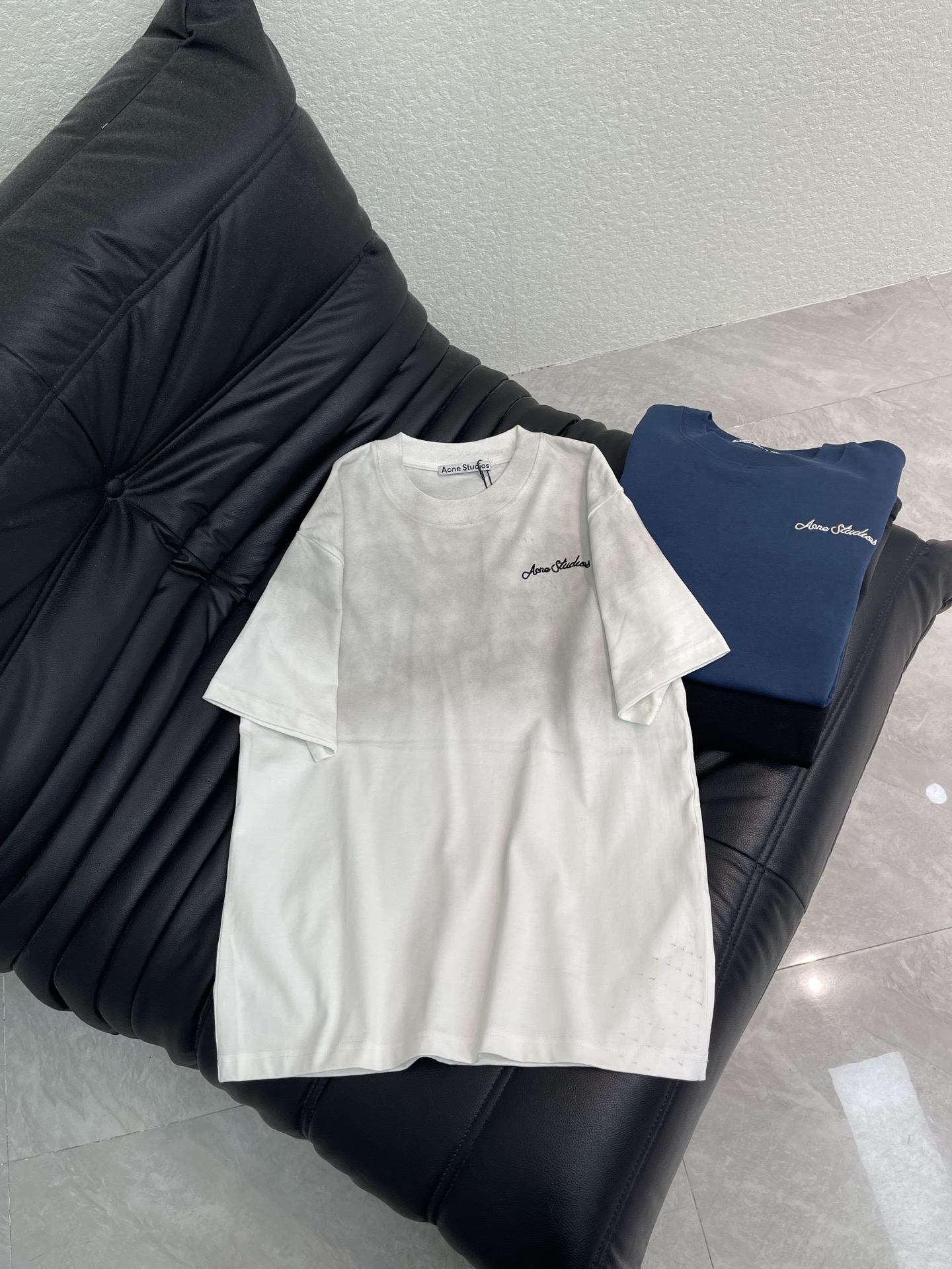 NO:792738,Acne Studio*26 new embroidered signature short-sleeved T-shirt. ACNE STUDIOS* This T-shirt directly welds the American relaxed feel to the body. The high-gram weight pure cotton washed fabric is really amazing! It is soft and has a natural old texture. The entire T-shirt has been treated with gradient colors, slowly blooming from deep black, giving it a retro atmosphere.  The small embroidered letters on the chest are simple and delicate, low-key and unobtrusive. The large-area handwritten letter embroidery on the back is the highlight! Every stroke brings a casual street feel, instantly raising the style of this basic T-shirt to several levels! The embroidery stitches are fine and flat, with a slight convex feeling to the touch, and the texture is full! Easily handle American retro, street casual styles, daily outings, and gatherings with friends!  Same style for men and women!  S-XL A,,acne studios,dior,T-shirt,tees,t-shirt,19860909Acne Studio*26新款刺绣签名短袖T恤.ACNE STUDIOS* 这件T恤直接把美式松弛感焊在身上了,高克重纯棉水洗面料真的绝!上手软乎乎的还带着自然的做旧质感,整件T恤做了渐变色处理,从深黑慢慢晕染开,自带复古氛围感, 胸前的小刺绣字母简约又精致,低调不张扬,后背的大面积手写风字母刺绣才是亮点!每一笔都带着随性的街头感,瞬间把这件基础款T恤的格调拉高好几个level!刺绣针脚细密平整,摸起来有微微的凸起感,质感直接拉满!轻松拿捏美式复古,街头休闲各种风格,日常出街,朋友聚会！男女同款！S-XL A,,acne studios,dior,T-shirt,tees，t-shirt,,Women's clothing