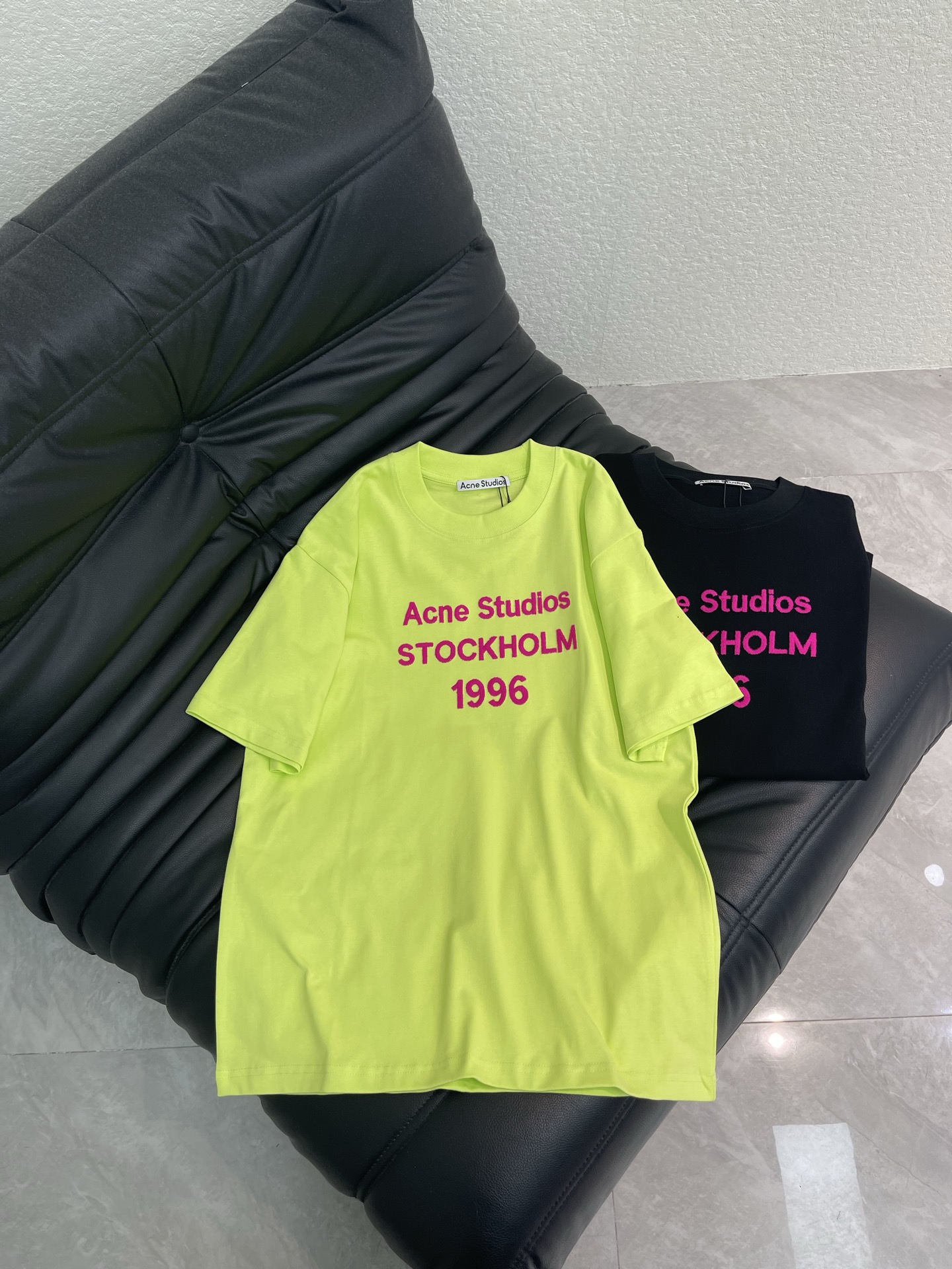 NO:792777,Acne Studio*26 new flocked letter short-sleeved T-shirt. Acne Studios 1996 flocked T-shirt, high weight pure cotton fabric, rose red flocked letters on the front, soft and three-dimensional to the touch. Loose fit, comfortable and breathable, suitable for wearing alone or layered in spring and summer! The flocking process makes the pattern more durable and not easy to fade. It is super versatile for daily wear and can easily create a simple and fashionable feeling ~ the same style for men and women!  S-XL,,acne studios,dior,T-shirt,tees,t-shirt,19860909Acne Studio*26新款植绒字母短袖T恤.Acne Studios1996植绒T恤,高克重纯棉质面料,正面玫红植绒字母,触感柔软有立体感.宽松版型,舒适透气,春夏单穿或内搭都很OK!植绒工艺让图案更耐久不易掉色,日常穿搭超百搭,轻松打造简约时髦感~男女同款！S-XL,,acne studios,dior,T-shirt,tees，t-shirt,,Women's clothing