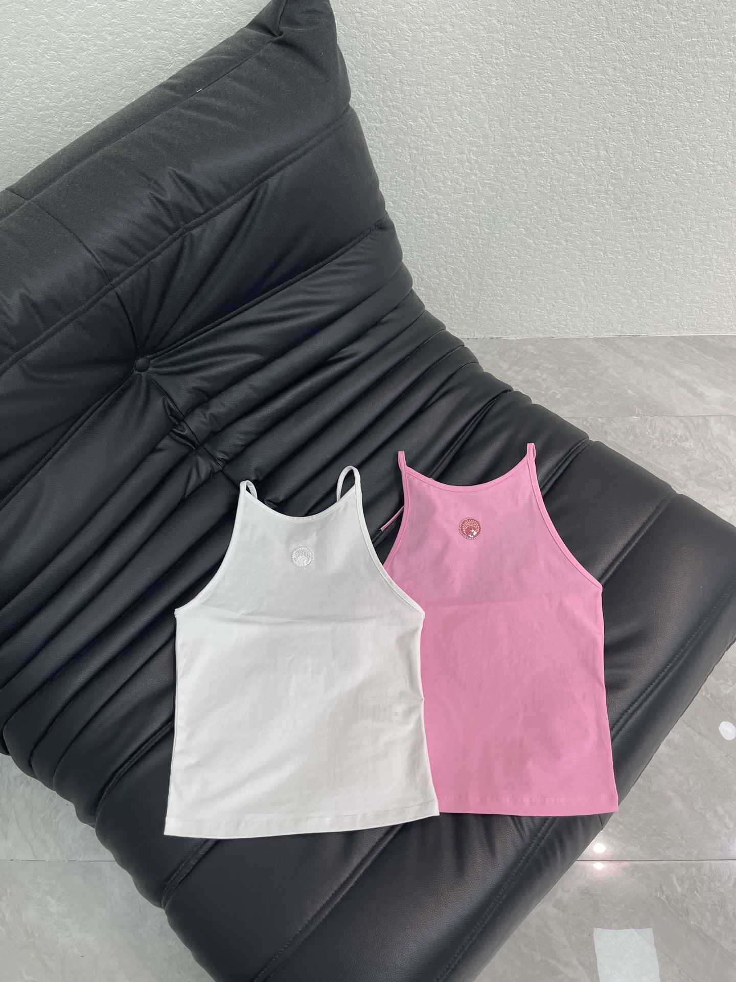 NO:791715,MarineSerre26 new spring and summer style favorite Barbie pink, halter neck camisole, slim fit + soft knitted fabric, fits the body shape and shows temperament, small moon beads on the chest, halter neck design highlights the shoulder and neck lines, super refreshing to wear in summer. Pink is versatile and energetic, looks great with jeans or short skirts, can be easily controlled in daily life, vacation, and sports. SML,, skirts, jeans,19860909MarineSerre26春夏新款钟爱芭比粉,挂脖吊带背心,修身剪裁+柔软针织面料,贴合身形超显气质,胸口订珠小月亮,挂脖设计凸显肩颈线条,夏天穿超清爽 .粉色百搭又活力,配牛仔裤或短裙都很出彩,日常,度假,运动都能轻松驾驭.SML,,skirts,jeans,,Women's clothing