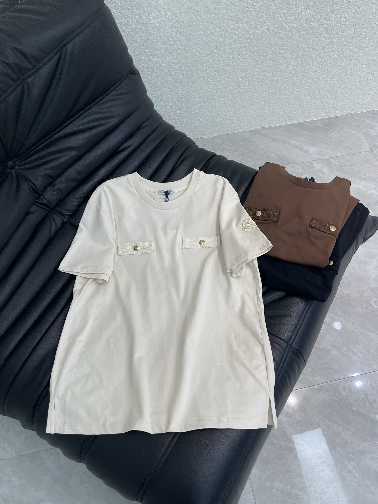 NO:792736,Moncle* 26 new spring and summer new gold button round neck short-sleeved T-shirt. Simple round neck + decorative buttons on the chest. Full details. There is also a brand badge on the cuffs for high recognition! The loose fit accommodates a variety of body shapes and can be easily managed for commuting and leisure. It is comfortable and fashionable. It is a must-have and versatile item for the summer wardrobe! Three colors SML, Moncler, T-shirt, tees, t-shirt,19860909Moncle*蒙口26春夏新款金色纽扣圆领短袖T恤 简约圆领+胸前装饰纽扣 细节满分 袖口还有品牌徽章 辨识度up!宽松版型包容多种身材 通勤休闲都能轻松驾驭 舒适又时髦 是夏季衣橱必备百搭单品!三个色SML,,Moncler,T-shirt,tees，t-shirt,,Women's clothing