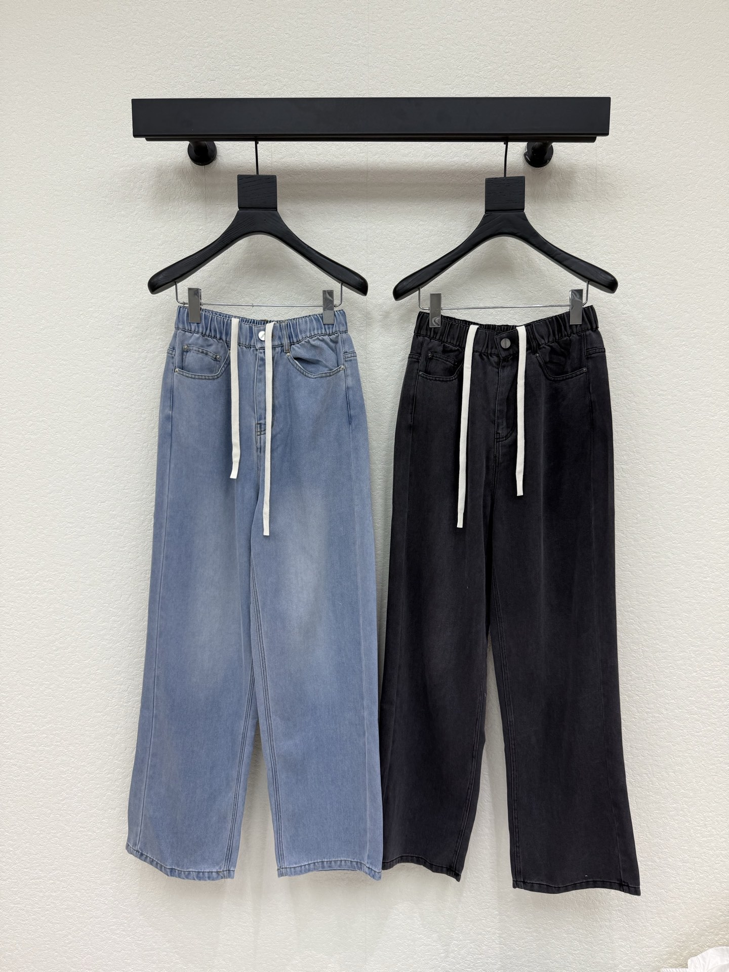 NO:791709,MM6*26 New Drawstring Elastic Waist Washed Jeans Custom washed denim fabric has a great texture!  The four-point leather label design on the back shows a sense of high-end, a visual feast, a versatile item for all seasons, a must-have item for goddesses!  The age-reducing girl’s style is elegant yet sweet!  The version is versatile and doesn’t pick anyone’s body, so you don’t want it if you don’t want it!  The quality of workmanship depends on the details SML A,,masion margiela,jeans,19860909MM6*26新款抽绳松紧腰洗水牛仔裤 定制洗水牛仔面料质感超赞！ 后背四点皮标设计 尽显高级感 视觉盛宴 四季百搭单品 女神必入神器！ 减龄少女风气质优雅不失甜美！ 版型百搭不挑人上身美的不要不要的！ 做工品质看细节 SML A,,masion margiela,jeans,,Women's clothing