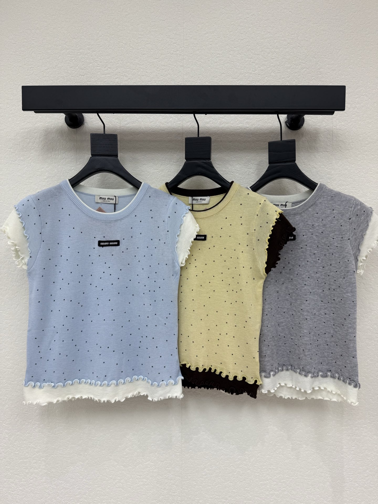 NO:791731,MiuMi*26 new spring and summer contrasting fake two-piece knitted short-sleeves!  Customized imported yarn weaving, comfortable and soft, full of elasticity. Round neck short sleeves lined with a round neck vest to create a fake two-piece version. The inner lining is exposed at the cuffs and hem, creating a color collision with the outer layer. The design is rich in layers. The letters and logos on the chest are embellished to highlight the brand's high-end style. Contrasting polka dots throughout the body. The fungus is outlined to add a lively atmosphere to the outfit. Relaxed and high-end brand tone!  SML A,,miumiu,T-shirt,19860909MiuMi*26春夏新款撞色假两件针织短袖！定制进口纱线织造 舒适软糯 弹力十足 圆领短袖内衬圆领背心打造假两件版型 内里于袖口衣摆露出 与外层形成颜色碰撞 设计层次感丰富 胸口字母徽标点缀 彰显品牌高级格调 通体波点撞色 木耳边勾勒 为穿搭增添活泼气息 松弛高级的品牌调性！SML A,,miumiu,T-shirt,,Women's clothing