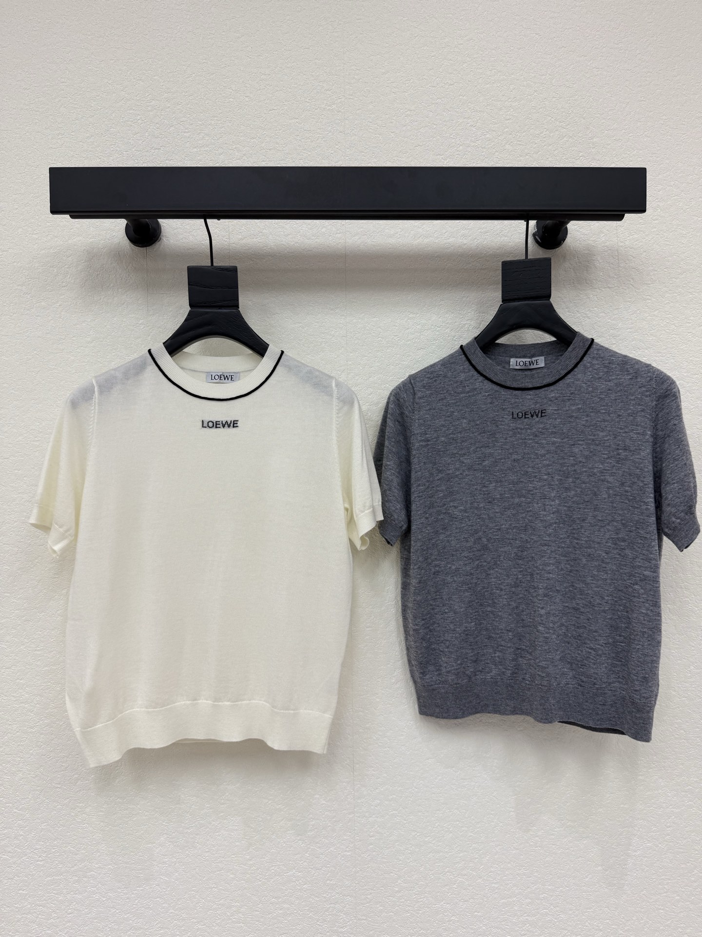 NO:791722,Loew*26 new spring and summer new style knitted short sleeves with collar piping, round neck + black piping design, simple and detailed, brand logo on the chest, low-key luxury, easy to create casual or light luxury style, easy to control for daily commuting and casual occasions, versatile and not picky! SML,,loewe,T-shirt,19860909Loew*26春夏新款领口滚边针织短袖 圆领+黑色滚边设计 简约又有细节感 胸前品牌标识 低调彰显奢华 轻松打造休闲或轻奢风 日常通勤 休闲场合都能轻松驾驭百搭不挑人! SML,,loewe,T-shirt,,Women's clothing