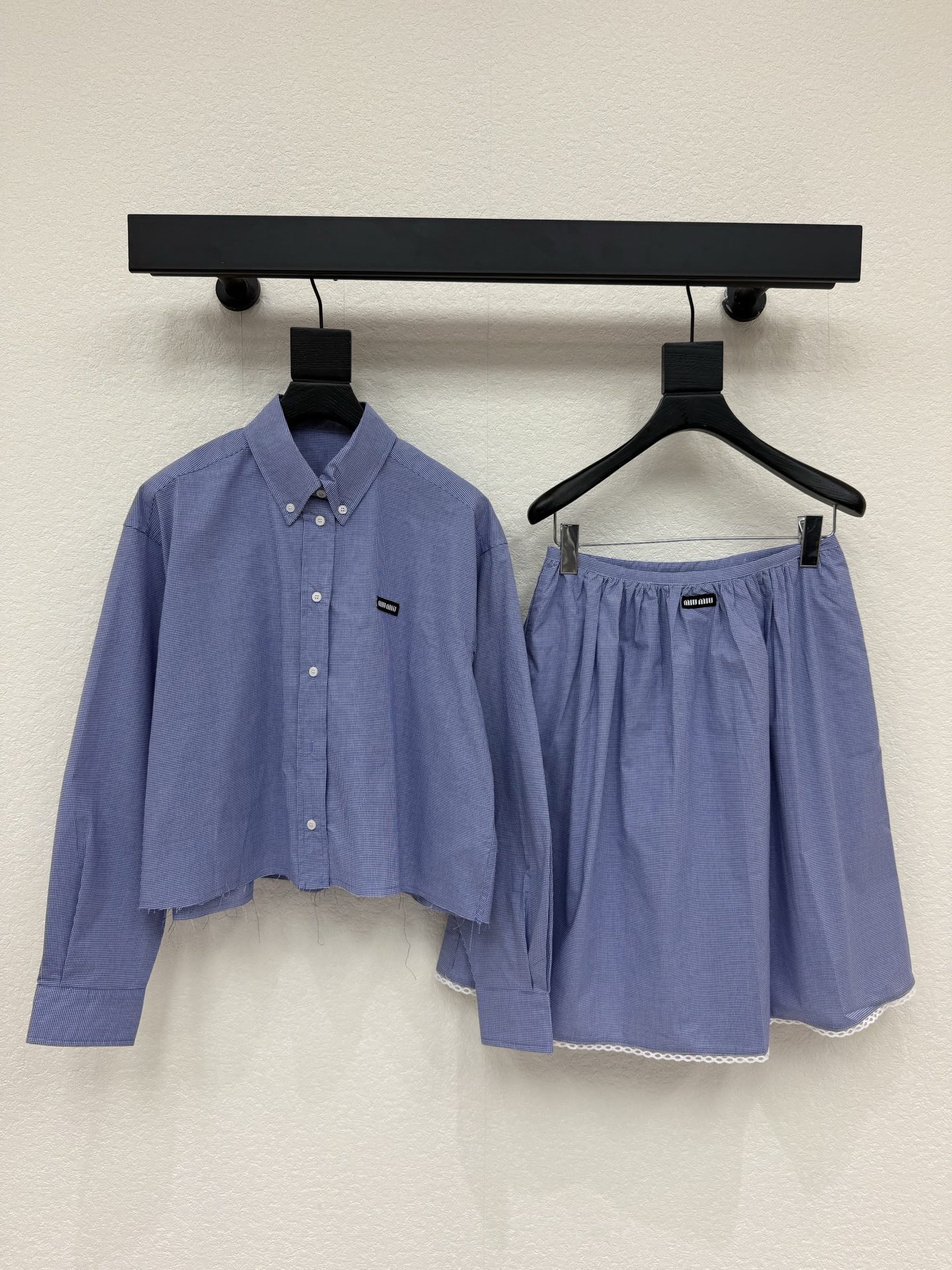 NO:794230,Shirt Skirt Miumi*26 new spring and summer blue small plaid shirt + plaid skirt, classic plaid black label logo, full of brand sense!  Low saturation blue and white plaid, fresh and simple style. Pure cotton fabric is light and breathable, super comfortable to wear in spring and summer. Loose shoulder version, A-line mid-length skirt, elastic waist design, comfortable and slim, suitable for a variety of body types. Lace at the hem, girly and refined, can be worn alone or layered, versatile for commuting and leisure, easily create a youthful vitality or a lazy and casual atmosphere. SML,, miumiu, skirts, shirts,19860909衬衫 半裙Miumi*26春夏新款蓝色小格纹衬衫+格纹半身裙,经典格纹黑色标签Logo,品牌高级感满满！低饱和蓝白格纹,清新简约风格.纯棉面料轻盈透气,春夏穿着超舒适.宽松落肩版型,半裙A字中长款,松紧腰设计,舒适又显瘦,适合多种身材.下摆蕾丝花边,少女感和精致度都在线～可单穿或叠搭,通勤休闲都很百搭,轻松打造青春活力或慵懒随性氛围感.SML,,miumiu,skirts,shirts,,Women's clothing
