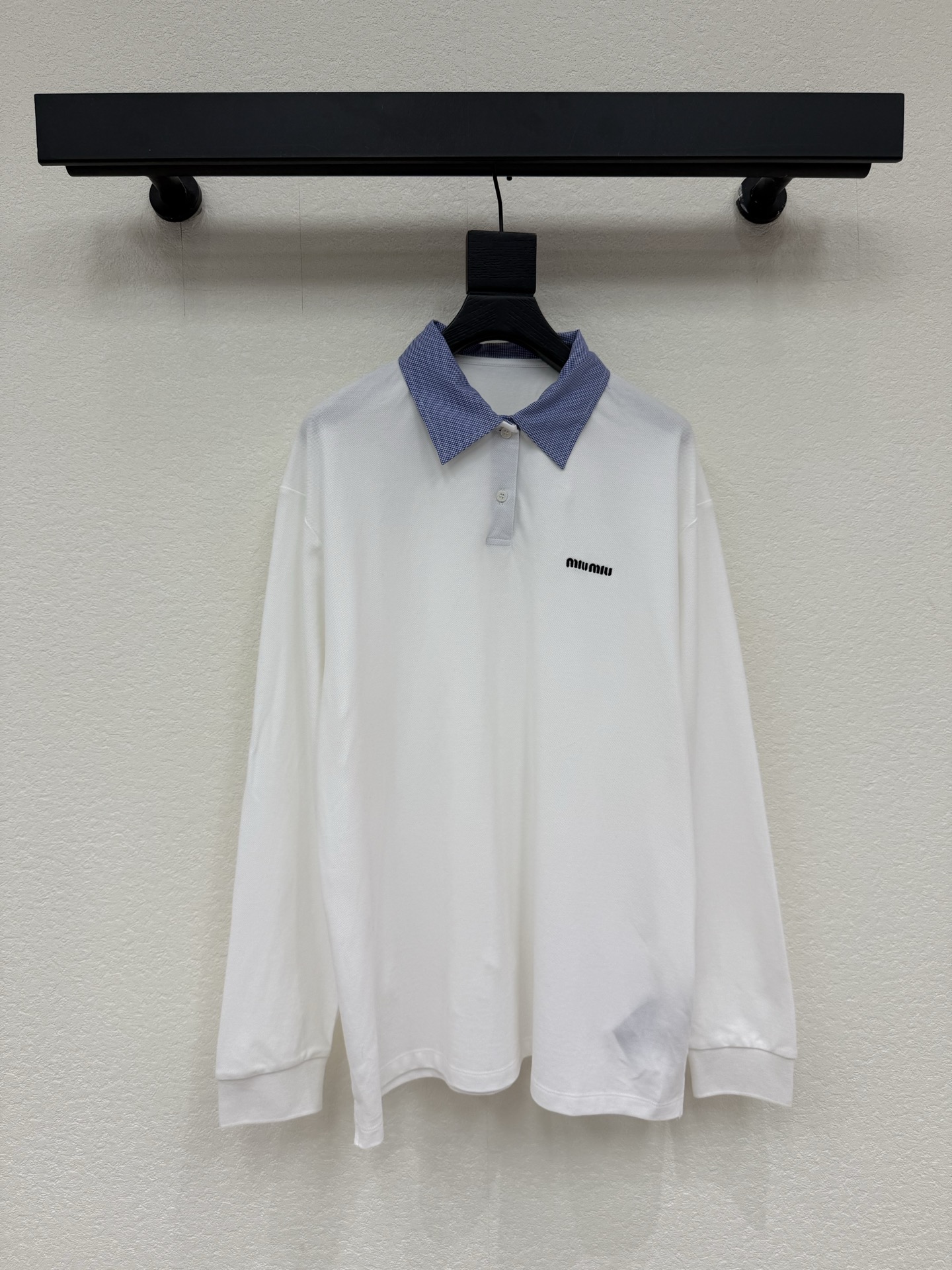 NO:792741,Miumi*26 new spring and summer classic polo long-sleeved T-shirt丨exclusively developed by yb!  Top quality production!  The milky white pique mesh fabric is breathable and skin-friendly, and is spliced ​​with blue and white plaid lapels, which instantly brings out the retro college atmosphere; the embroidered logo on the chest is low-key and exquisite, and the loose shoulder design is lazy and casual, and can hide the little flesh regardless of the figure. The button fly, ribbed cuffs and other classic details are retained, and the fabric is stiff and not easy to wrinkle, so it can be used for daily commuting, dates and outings. SML,, miumiu, tees, t-shirt,19860909Miumi*26春夏新款 经典款polo长袖T恤丨独家yb开发！顶级高版出品！奶白色珠地网眼面料透气亲肤,拼接蓝白格纹翻领,瞬间拉满复古学院氛围；胸口刺绣Logo低调精致,宽松落肩版型慵懒随性,不挑身材还能藏住小肉肉.纽扣门襟、罗纹袖口等经典细节保留,面料挺括不易皱,日常通勤、约会出游都能hold住.SML,,miumiu,tees，t-shirt,,Women's clothing