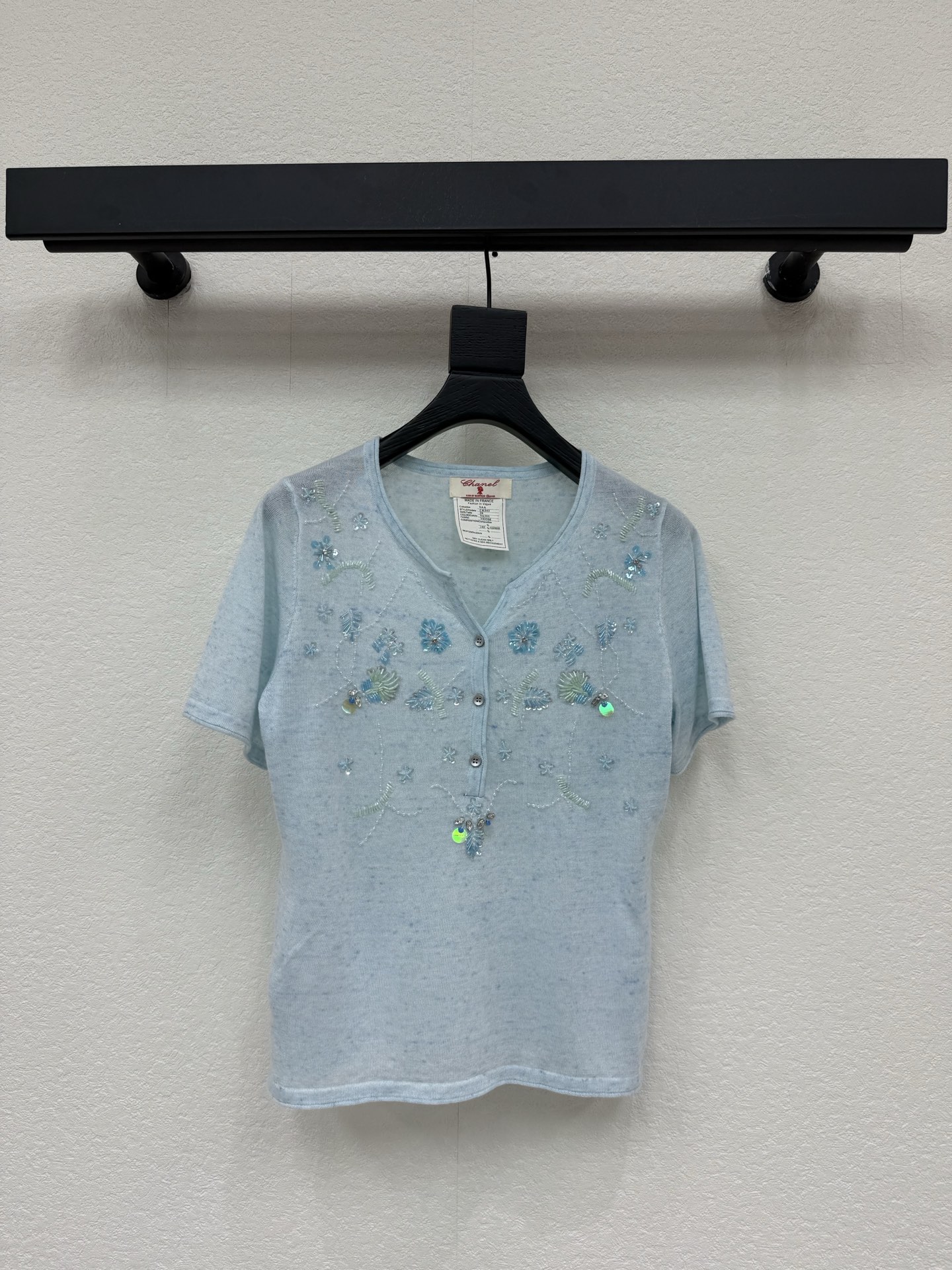 NO:791716,Chane*26 new heavy-duty beaded knitted short-sleeved sweater is a popular item, exquisite regular version, the upper body is slimming!  Customized labeling process, low-key luxury!  Fashionable must-have items to unlock all outfits!  Look for our quality!  The classic items are fashionable and high-end, and the classic styles are versatile and easy to match!  SML,,chanel,T-shirt,19860909Chane*26新品重工订珠针织衫短袖 王炸单品,精致常规版型上身巨显瘦！ 定制贴标工艺 低调奢华！ 时髦精必备单品解锁所有穿搭！ 认准我家品质！经典单品时髦又高级 经典版型百搭不挑人！ SML,,chanel,T-shirt,,Women's clothing