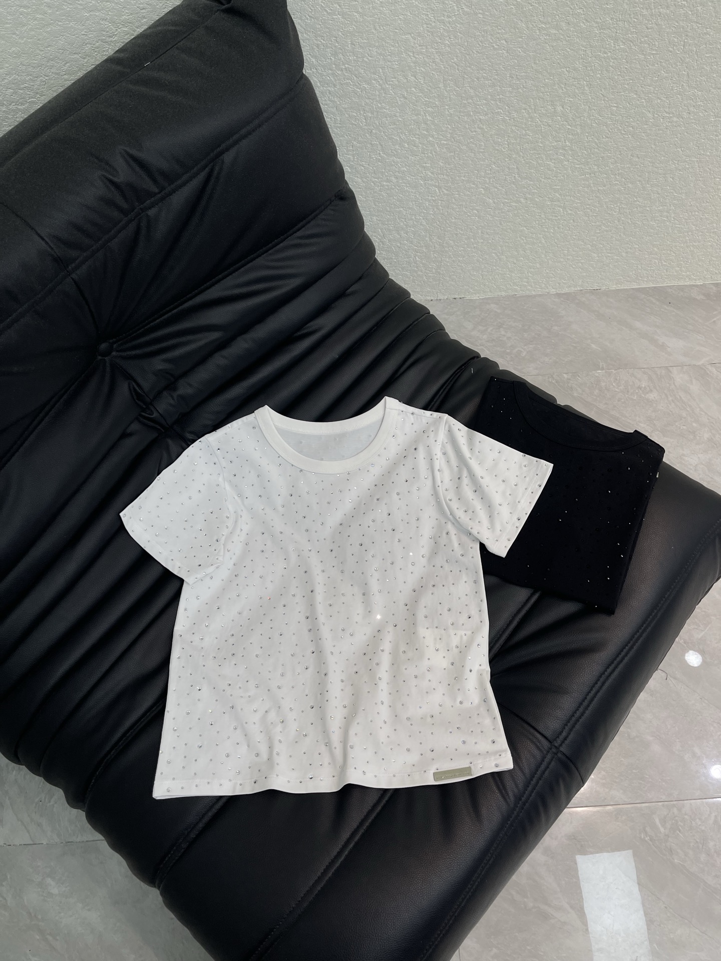 NO:793278,AlexanderWan*26 new spring and summer all-over rhinestone short-sleeved T-shirt. Made of star-studded rhinestone design, soft cotton fabric, comfortable and breathable to wear. Round neck and straight shoulder version, simple and elegant, rhinestone embellishment has a sense of design, suitable for daily or light luxury occasions. Loose cut, tolerant to a variety of body types, can be worn alone or layered, using high-temperature rhinestone technology, the texture and durability are great. SML,, T-shirt, tees, t-shirt,19860909AlexanderWan*26春夏新品全身烫钻短袖T恤.采用满天星烫钻设计,柔软棉质面料,穿着舒适透气.圆领正肩版型,简约大方,烫钻点缀超有设计感,适合日常或轻奢场合穿搭.宽松剪裁,包容多种身材,单穿或内搭都很ok,用高温烫钻工艺,质感和耐用性都很棒.SML,,T-shirt,tees，t-shirt,,Women's clothing