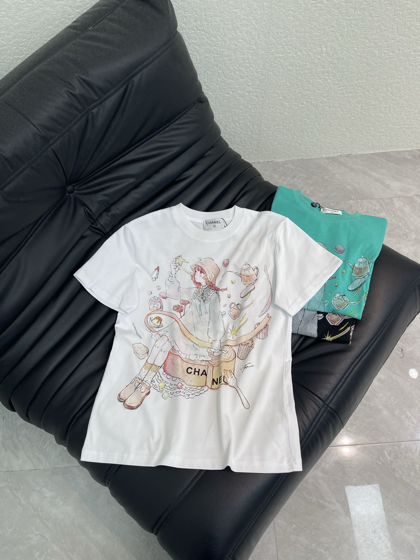 NO:793254,Chane*26 new spring and summer digital printed short-sleeved T-shirt. Pure cotton fabric. High-density fashionable sports style. Every daily wear. Playful and age-reducing design elements full of vitality. High quality. Size SML A,,chanel,T-shirt,tees,t-shirt,19860909Chane*26春夏新款数码印花短袖T恤 纯棉面料 高密度时髦运动风 每个日常的穿搭 俏皮减龄充满元气的设计元素 高品质 尺码SML A,,chanel,T-shirt,tees，t-shirt,,Women's clothing