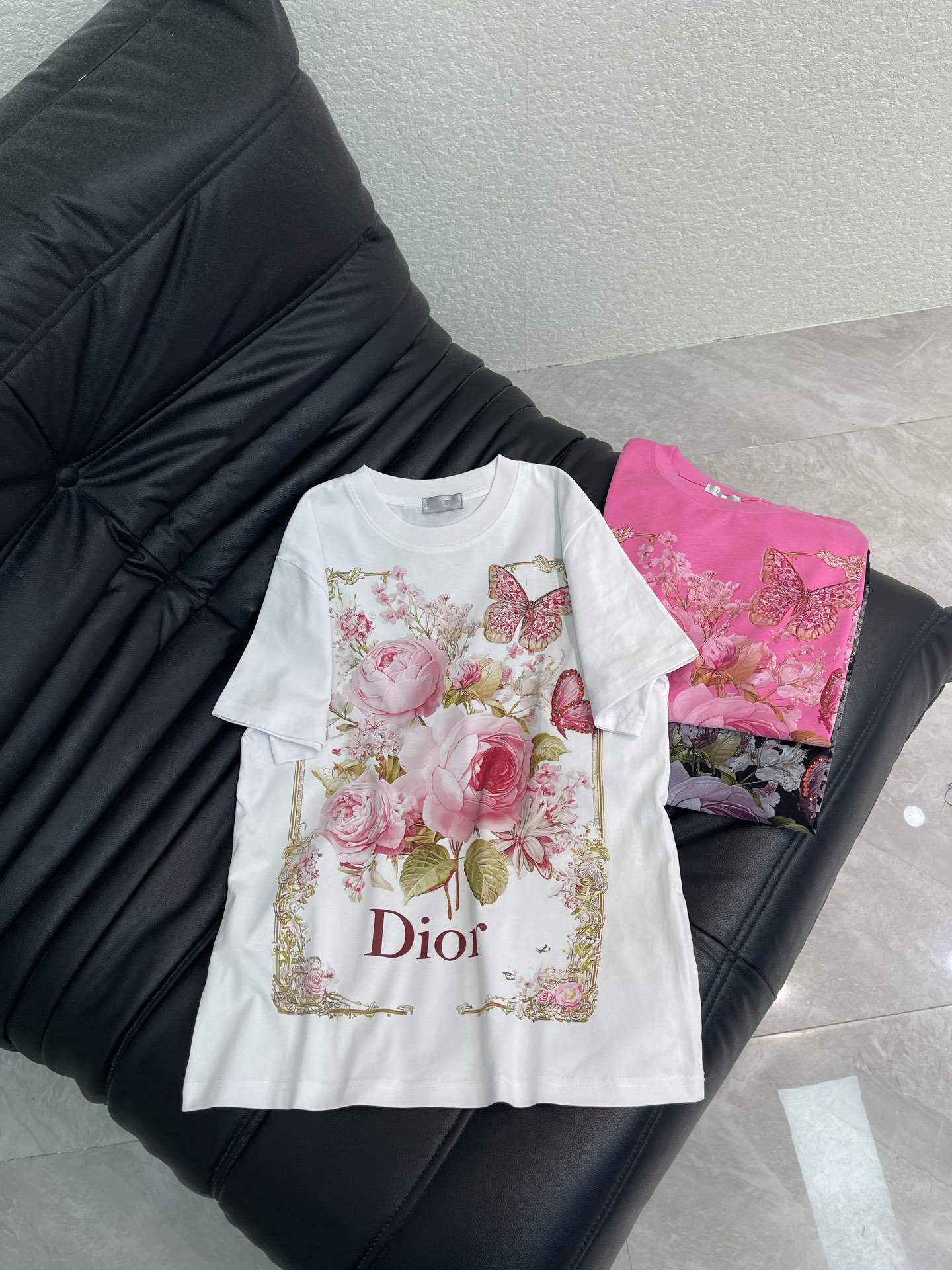 NO:792737,*26 new spring and summer heavy industry digital flower butterfly short-sleeved T-shirt. Pure cotton fabric. High-density fashionable sports style. Every daily wear. Playful and age-reducing design elements full of vitality. High quality. Size SML A,, T-shirt, tees, t-shirt,19860909*26春夏新款重工数码花蝴蝶短袖T恤 纯棉面料 高密度时髦运动风 每个日常的穿搭 俏皮减龄充满元气的设计元素 高品质 尺码SML A,,T-shirt,tees，t-shirt,,Women's clothing