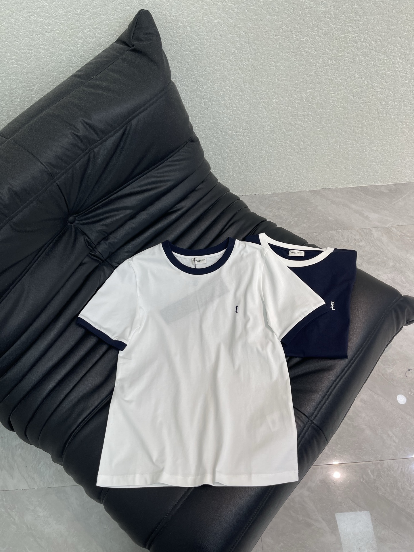 NO:794225,Sai*//Ysl*26 new spring and summer micro-label letter embroidered round neck short-sleeved T-shirt | Exclusive high-end version!  The high-count pure cotton fabric is skin-friendly and breathable, with just the right drape. The contrasting round neck and micro-label embroidery on the chest give it a simple and high-end feel. It is comfortable and comfortable, easy to hold and suitable for daily matching. It is the most worth buying basic T-shirt this season. SML A,, saint laurent, T-shirt, tees, t-shirt,19860909Sai*//Ysl*26春夏新款微标字母刺绣圆领短袖T恤丨独家高版出品！高支纯棉面料亲肤透气,垂坠感恰到好处.撞色圆领+胸口微标刺绣,简约高级感拉满.舒适自在,轻松hold住所有日常搭配,是这个季节最值得入手的基础款T恤.SML A,,saint laurent,T-shirt,tees，t-shirt,,Women's clothing