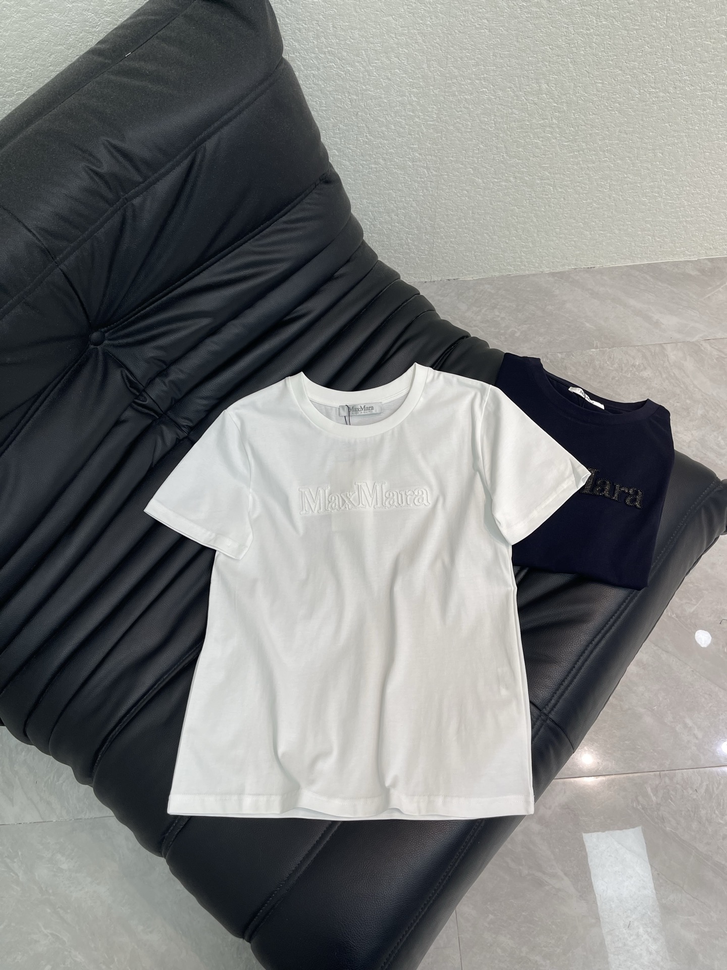 NO:794222,MaxMara*26 new spring and summer letter embroidered round neck short-sleeved T-shirt丨Exclusive high-end version!  The high-count pure cotton fabric is skin-friendly and breathable, with just the right drape. The letter embroidery on the chest is the finishing touch, and the fine stitching of silver thread/dark gray thread outlines the brand logo. It is low-key and unassuming but has a sense of elegance. Whether it is worn with jeans for a casual feel or a suit for commuting, this T-shirt can be easily held. It is a universal item that can be worn in the wardrobe for ten years. SML, jeans, T-shirt, tees, t-shirt, business suit,19860909MaxMara*26春夏新款 字母刺绣圆领短袖T恤丨独家高版出品！高支纯棉面料亲肤透气,垂坠感恰到好处.胸口字母刺绣是点睛之笔,银线/深灰线细密针脚勾勒品牌标识,低调不张扬却自带贵气.无论是配牛仔裤的休闲感,还是搭西装的通勤感,这件T恤都能轻松hold住,是衣柜里能穿十年的万能单品.SML,,jeans,T-shirt,tees，t-shirt,business suit,,Women's clothing
