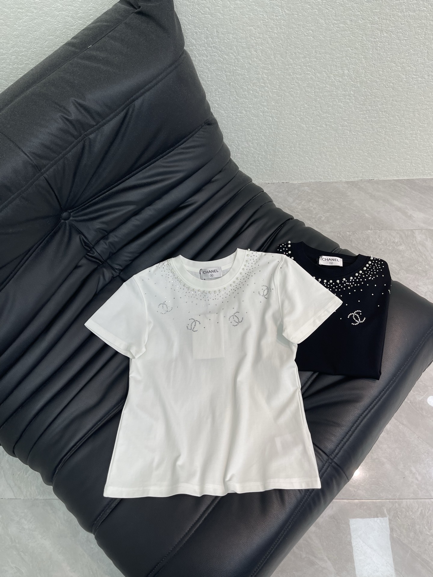 NO:793257,Chane*26 new spring and summer new heavy industry diamond beaded short-sleeved T-shirt on the front and back Mercerized cotton fabric High-density fashionable sports style Every daily wear Playful and age-reducing design elements full of vitality High quality Size S-XXL,,chanel,T-shirt,tees,t-shirt,19860909Chane*26春夏新款重工前后钻珠短袖T恤 丝光棉面料 高密度时髦运动风 每个日常的穿搭 俏皮减龄充满元气的设计元素 高品质 尺码S-XXL,,chanel,T-shirt,tees，t-shirt,,Women's clothing
