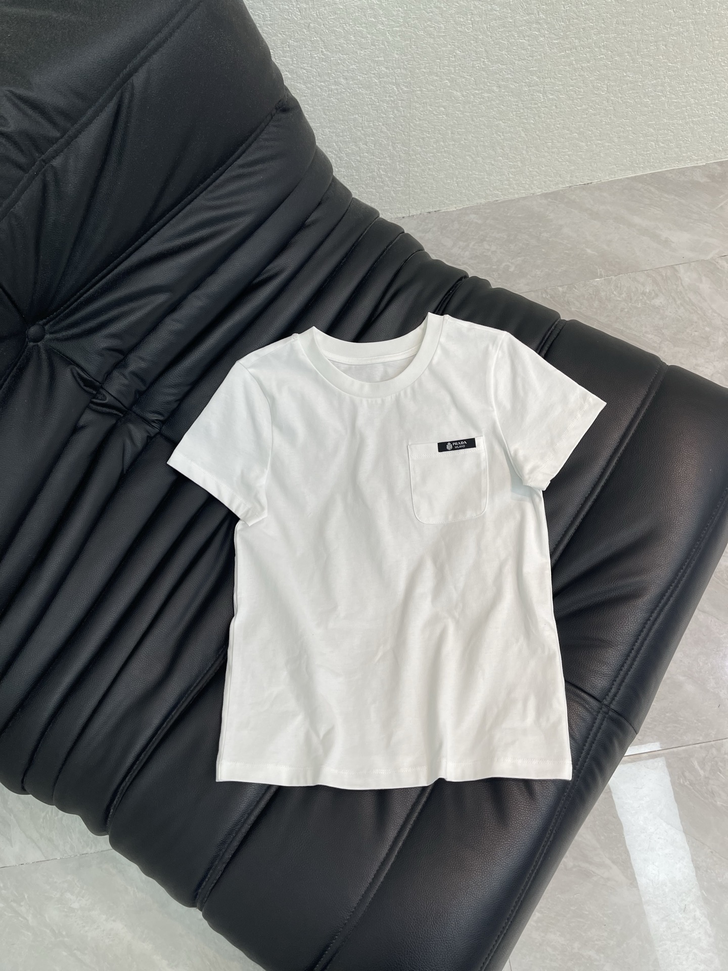 NO:793271,PRAD*26 new spring and summer white pocket short-sleeved T-shirt. Made of pure cotton fabric, soft and skin-friendly, super breathable, super comfortable to wear in summer! Small chest pocket + brand woven label, full of details. Right shoulder cut + slightly loose fit, tolerant and comfortable to wear. Versatile, jeans, shorts, skirts can be easily controlled, suitable for commuting  It’s OK for dating and daily outings! Simple and practical, it is a must-have item for your summer wardrobe. SML, prada, skirts, shorts, jeans, T-shirt, tees, t-shirt,19860909PRAD*26春夏新款白色口袋短袖T恤.采用纯棉面料,柔软亲肤,透气性超棒,夏天穿超舒服!胸前小口袋+品牌织唛,细节满分.正肩剪裁+微宽松版型 包容性强 穿着自在 百搭属性,牛仔裤,短裤,裙子都能轻松驾驭,通勤 约会日常出街都OK!简约又实用,是夏季衣橱必备单品.SML,,prada,skirts,shorts,jeans,T-shirt,tees，t-shirt,,Women's clothing