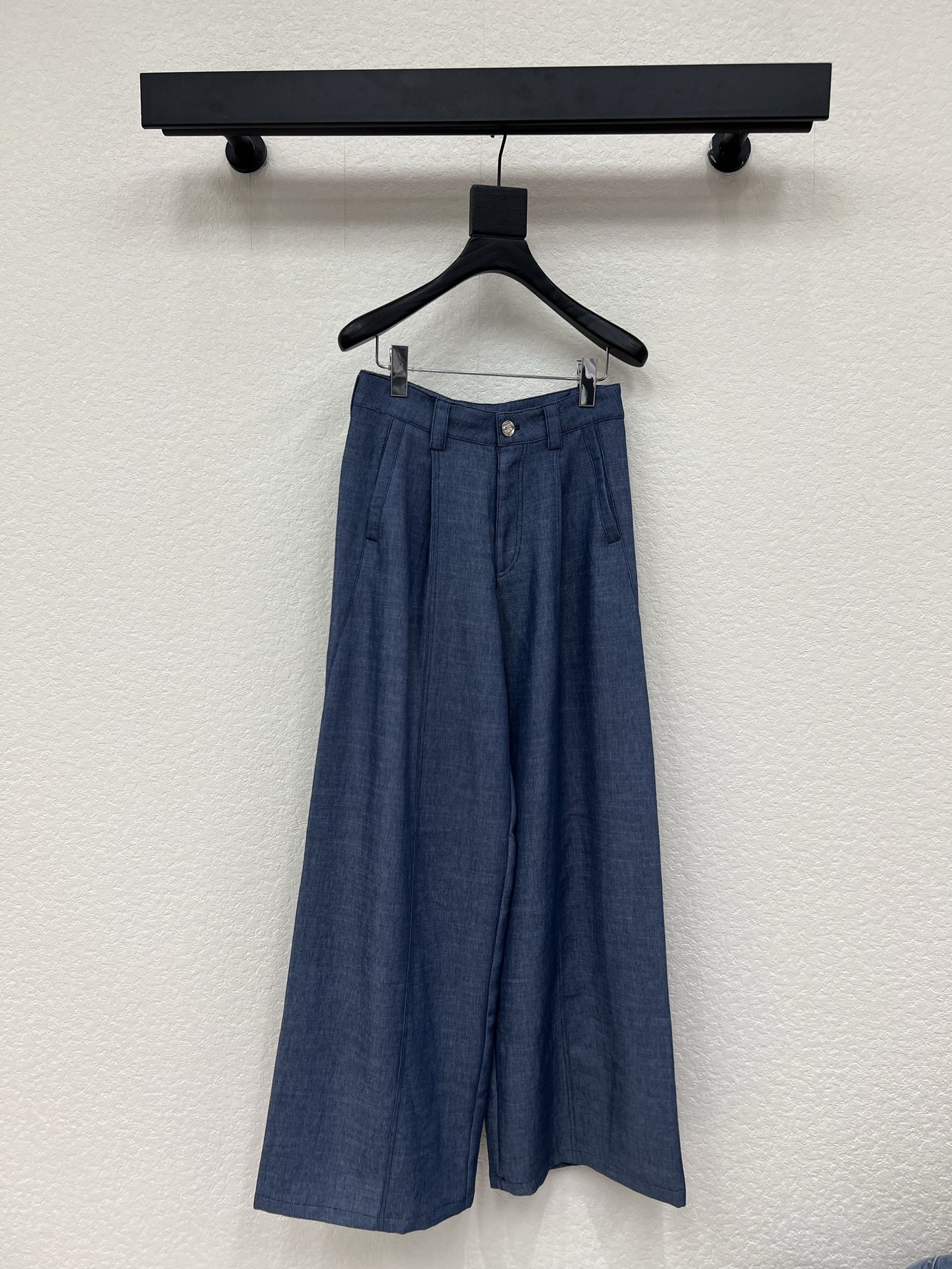 NO:793764,Chane*26 new swing-leg jeans, wide-leg version, extremely tolerant, small fragrant diamond buttons for visual impact, a popular item with a great sense of design, custom embroidery for a high-end feel, a must-have versatile item for all seasons, the age-reducing girl style is elegant yet sweet!  You don’t need a beautiful upper body!  The quality of workmanship depends on the details SML,,chanel,jeans,19860909Chane*26新款甩腿牛仔裤 阔腿版型 包容性极好 小香风钻扣视觉冲击 极具设计感的爆款单品 订制刺绣尽显高级感 四季必入的百搭单品 减龄少女风气质优雅不失甜美！ 上身美的不要不要的！做工品质看细节 SML,,chanel,jeans,,Women's clothing