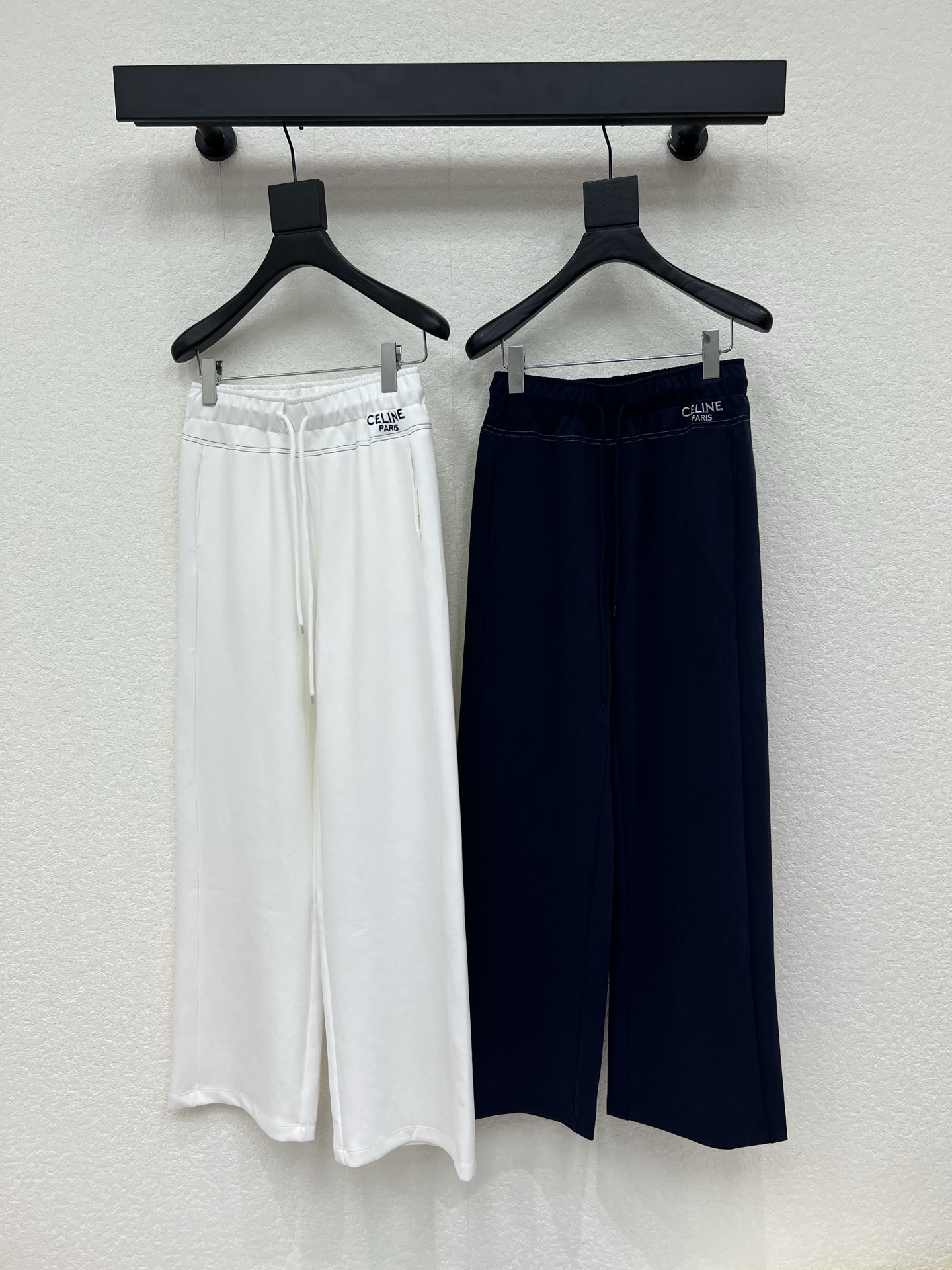 NO:793767,Celin*26 new drawstring embroidered casual pants. Versatile and popular, these pants are made of high-quality fabrics, craftsmanship design, fresh colors, crisp silhouette and personalized design, exclusive brand accessories decoration, making you the most unique existence. Whether it is the trend front or daily casual, it can make your matching full of innovation. Create your exclusive style and show your personality. SML A,,celine,19860909Celin*26新款抽绳刺绣休闲裤.百搭爆款这款裤子选用优质面料,工艺设计,清新的色系 挺括的版型与个性的设计相结合,专属品牌配件装饰,让你成为最独特的存在.无论是潮流前线还是日常休闲,它都能让您的搭配充满新意.打造你的专属风格,尽情展现个性.SML A,,celine,,Women's clothing