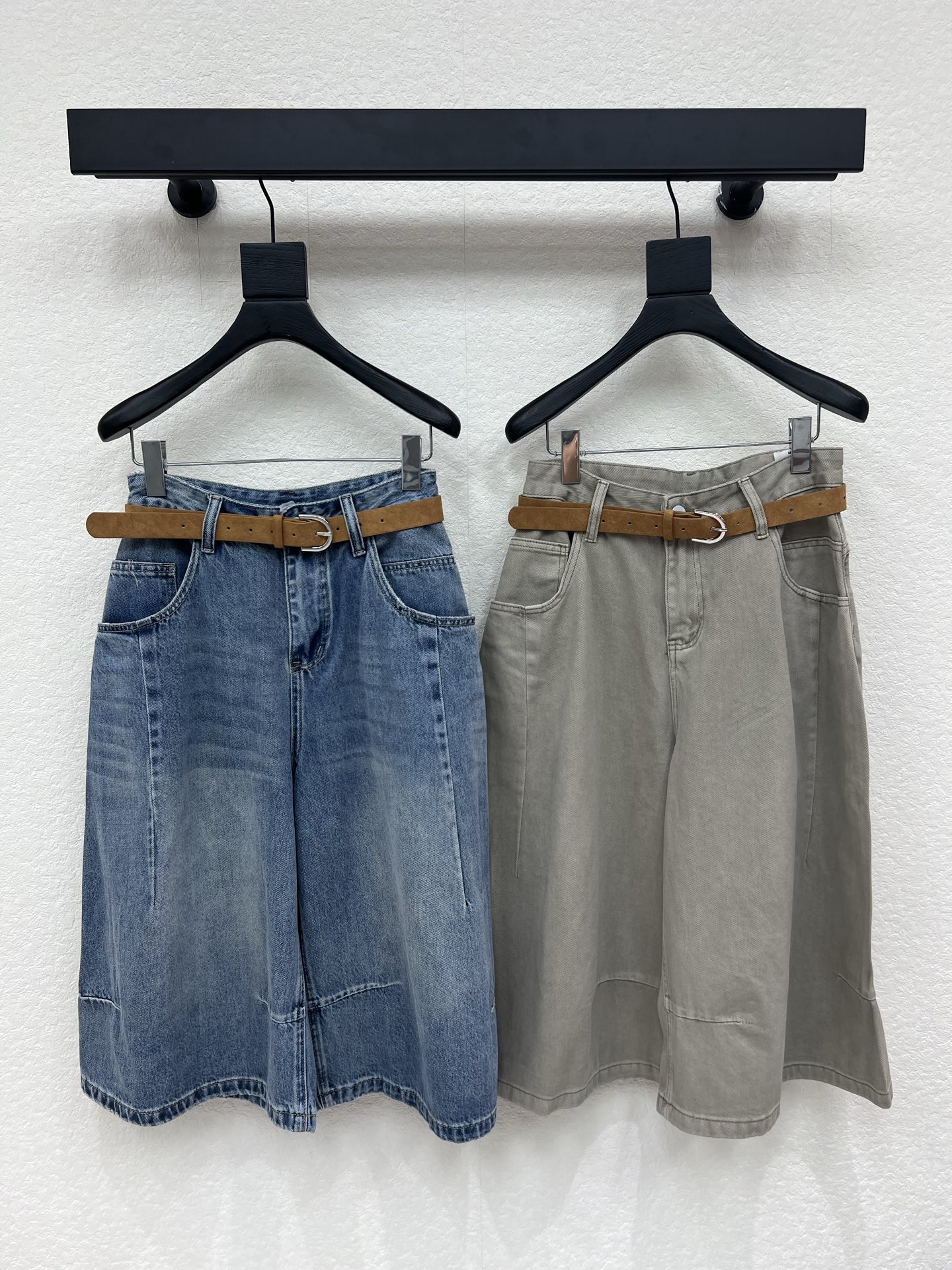 NO:839563,Designer 26 spring and summer new high-waisted denim cropped shorts with built-in belt. The retro belt is the finishing touch, which can easily raise the waistline and optimize the body proportions. The loose version is very friendly to those with wide hips and thick thighs. It hides the flesh and makes you slim without being unattractive. The high-rise denim fabric is stiff and stylish, not easy to collapse and deform. It is available in two colors, which can be salty or sweet. It goes well with T-shirts and suspenders. It is a versatile king in the spring and summer wardrobe!  S-XL,,shorts,tees,t-shirt,19860909设计师款26春夏新品自带腰带的高腰牛仔七分短裤 复古腰带是点睛之笔,轻松拉高腰线,优化身材比例. 宽松版型,对胯宽、大腿粗的身材超友好,藏肉显瘦不挑人. 高挺牛仔面料挺括有型,不易软塌变形,两色可选,可盐可甜,搭配T恤、吊带都很出彩,是春夏衣柜里的百搭王！ S-XL,,shorts,tees，t-shirt,,Women's clothing