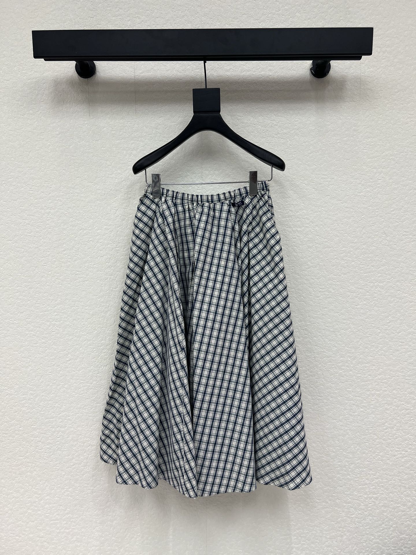 NO:793288,Prad*26 new plaid pleated skirt Retro yarn-dyed plaid pattern Decorated with brand logo patch Elastic waist detail Pleated silhouette hem Mid-length Versatile with all SML A,, prada, skirts,19860909Prad*26新品格纹百褶半身裙 复古色织格纹图案 饰品牌标识徽标贴饰 松紧弹力腰围细节 百褶廓形下摆 中长款 百搭所有 SML A,,prada,skirts,,Women's clothing
