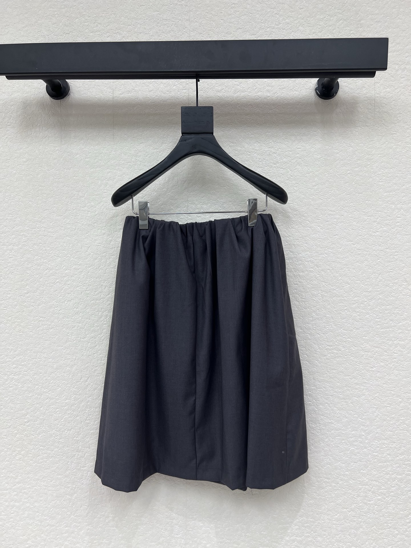NO:793284,MiuMi*26 new dark gray elastic waist skirt, light and thin fabric, comfortable to wear and high-end. Mid-length + elastic waist, fit the body shape, move freely~ The black label logo on the skirt is very recognizable, simple and fashionable! It can be easily controlled for daily commuting and leisure, and it looks great with shirts or knits. It can easily switch to multiple styles. High-end positioning, both texture and design, suitable for sisters who pursue quality. SML A,,miumiu,skirts,shirts,19860909MiuMi*26新款深灰弹力腰半裙,轻薄面料,穿着舒适又显高级.中长款+弹力腰,贴合身形,活动自如~裙身黑标logo超有辨识度,简约又时髦!日常通勤,休闲都能轻松驾驭,搭配衬衫或针织都很出彩,轻松切换多种风格高端定位,质感与设计感兼具,适合追求品质的姐妹们 SML A,,miumiu,skirts,shirts,,Women's clothing