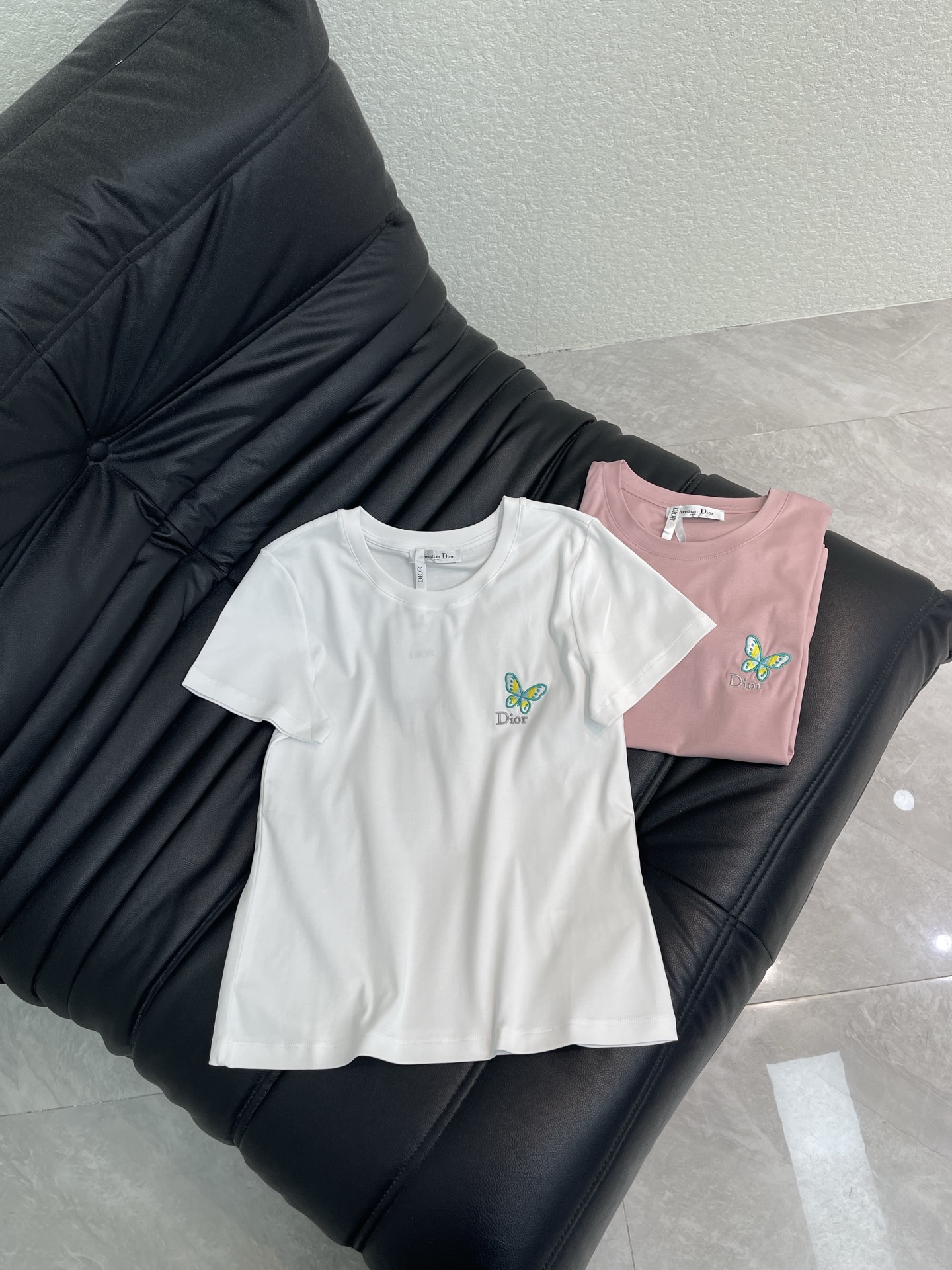 NO:793274,Dio*26 new spring and summer short-sleeved T-shirt with butterfly letter embroidery, mercerized cotton fabric, high-density fashionable sports style, every daily wear, playful and age-reducing design elements full of vitality, high quality, size SML A,, dior, T-shirt, tees, t-shirt,19860909Dio*26春夏新款蝴蝶字母刺绣短袖T恤 丝光棉面料 高密度时髦运动风 每个日常的穿搭 俏皮减龄充满元气的设计元素 高品质 尺码SML A,,dior,T-shirt,tees，t-shirt,,Women's clothing
