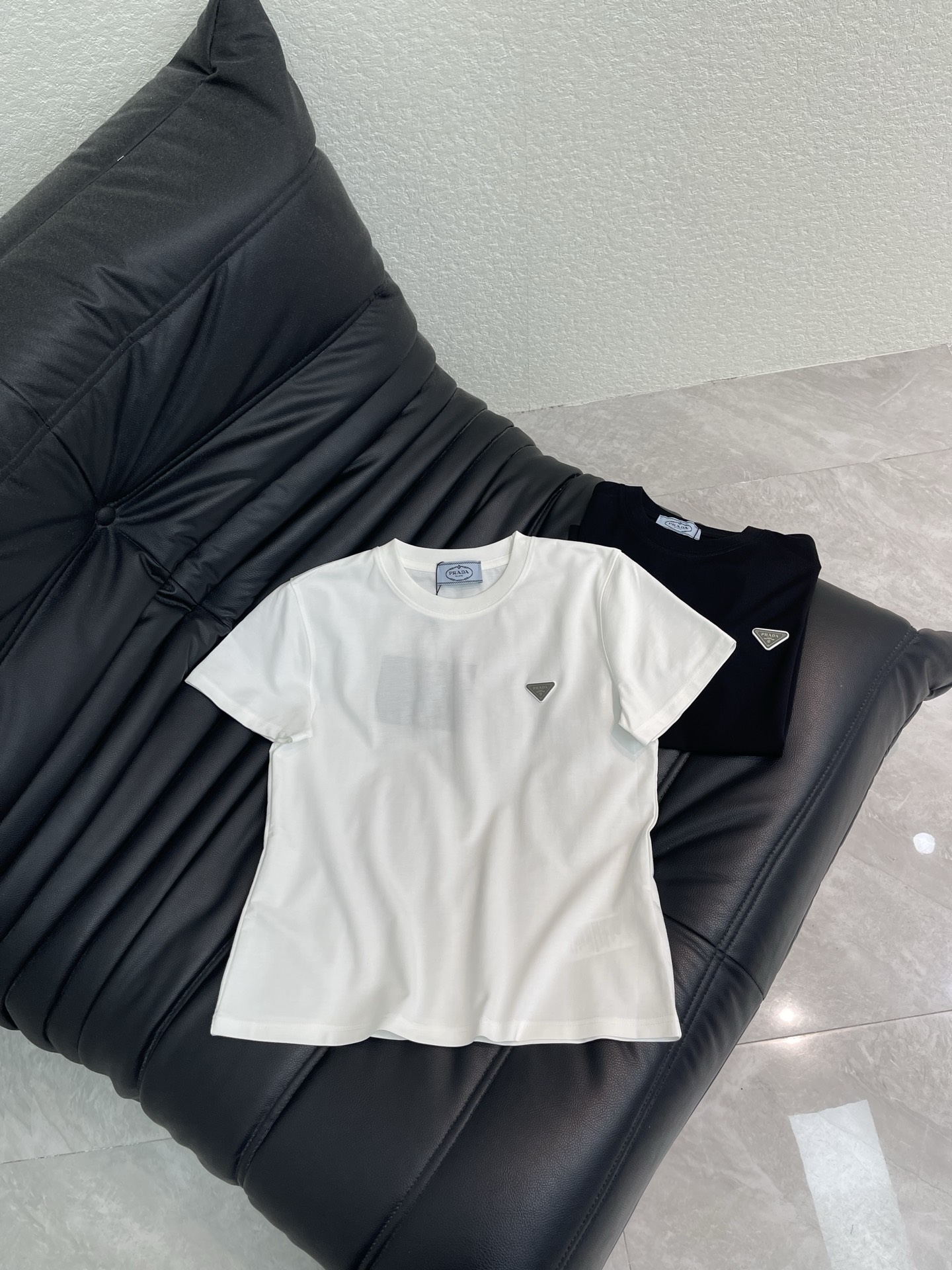 NO:794241,Prad*26 new spring and summer short-sleeved T-shirt with triangle logo. Mercerized cotton fabric. High-density fashionable sports style. Every daily wear. Playful and age-reducing design elements full of vitality. High quality. Size S-XXL A,, prada, T-shirt, tees, t-shirt,19860909Prad*26春夏新款三角标字母短袖T恤 丝光棉面料 高密度时髦运动风 每个日常的穿搭 俏皮减龄充满元气的设计元素 高品质 尺码S-XXL A,,prada,T-shirt,tees，t-shirt,,Women's clothing