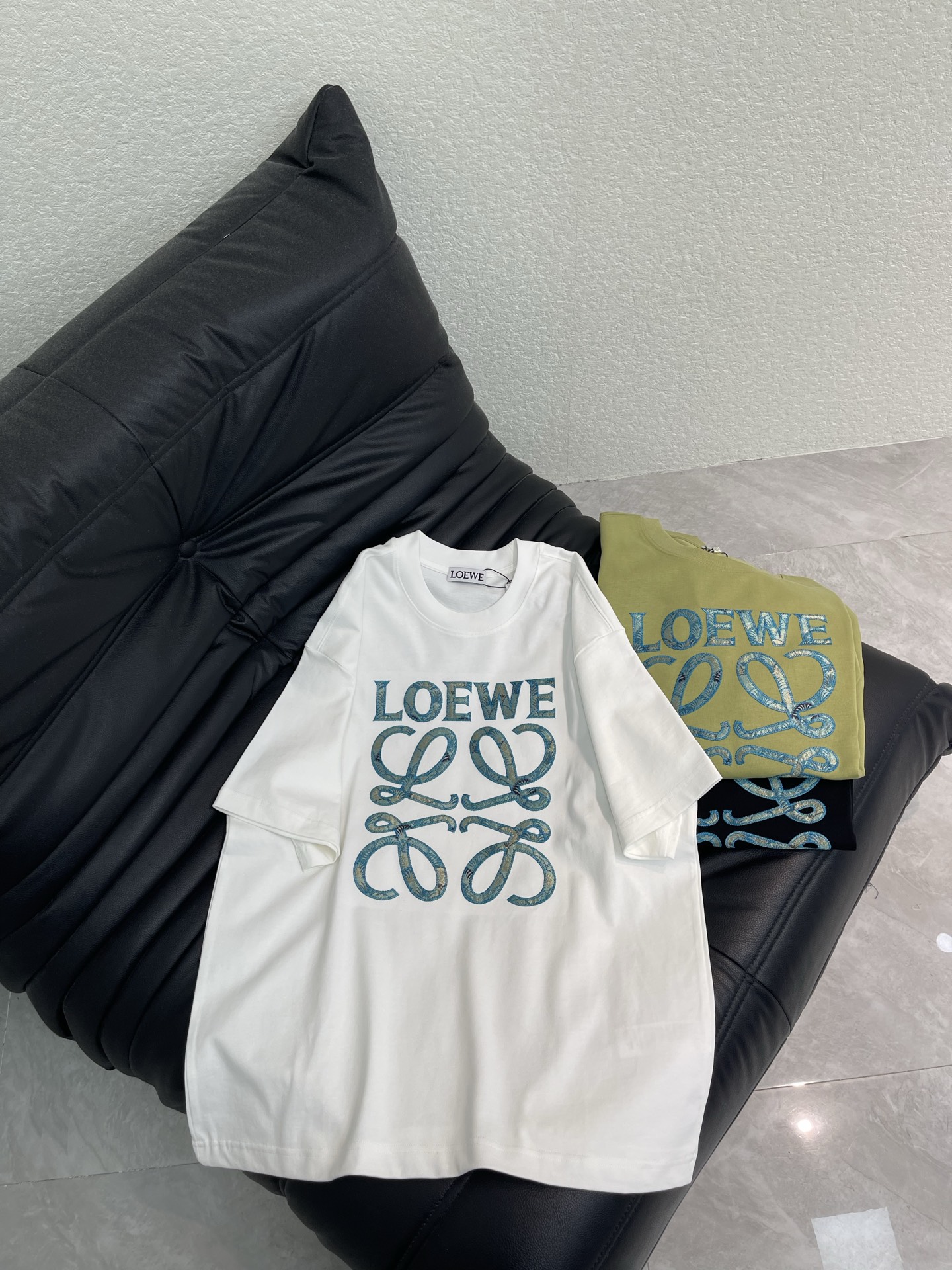 NO:795245,Loew*26 new style round-neck short-sleeved T-shirt with simple letter logo embroidery on the chest of Xiangyun satin. Made of high-gram heavy-wash pure cotton fabric, pure cotton is breathable, very refreshing and comfortable for daily wear. The rib knitting on the neckline is flat and tight, and the neckline will not be skewed when you toss it around. You will find a loose version that looks really good on the upper body. The overall design is simple and neat, and it is super versatile for daily wear!  Pair it casually with one to give you a youthful look. A round neck will make your outfit go crazy. It is a fashionable item that can never go wrong!  Same style for men and women!  S-XL,,loewe,T-shirt,tees,t-shirt,silk fabric,19860909Loew*26新款胸前祥云绸缎简约字母logo刺绣圆领短袖T恤.高克重洗水纯棉质面料,纯棉透气,日常穿着非常清爽穿感舒适,领口的罗纹针织平整紧密,随意折腾都不会领口歪斜,宽松版型,上身你就会发现真的好好看,整体极简利落,超级日常百搭！随随便便搭配一条就是青春的样子,一件圆领就能为你的穿搭疯狂,绝不会出错的时髦单品！男女同款！S-XL,,loewe,T-shirt,tees，t-shirt,silk fabric,,Women's clothing
