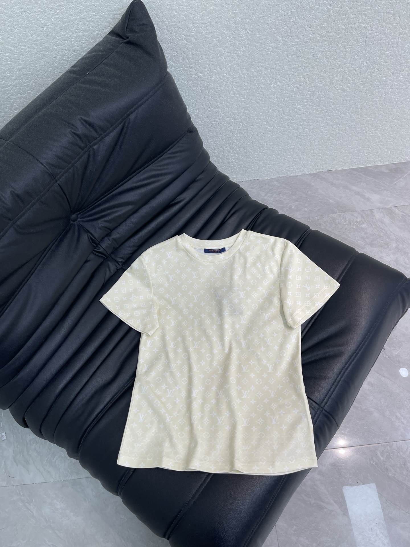NO:793276,Louis Vuitto*26 new spring and summer new full-body letter Logo printed short-sleeved T-shirt. Pure cotton fabric. High-density fashionable sports style. Every daily wear. Playful and age-reducing design elements full of vitality. High quality. Size SML, Louis Vuitton, T-shirt, tees, t-shirt,19860909Louis Vuitto*26春夏新款全身字母Logo印花短袖T恤 纯棉面料 高密度时髦运动风 每个日常的穿搭 俏皮减龄充满元气的设计元素 高品质 尺码SML,,louis vuitton,T-shirt,tees，t-shirt,,Women's clothing