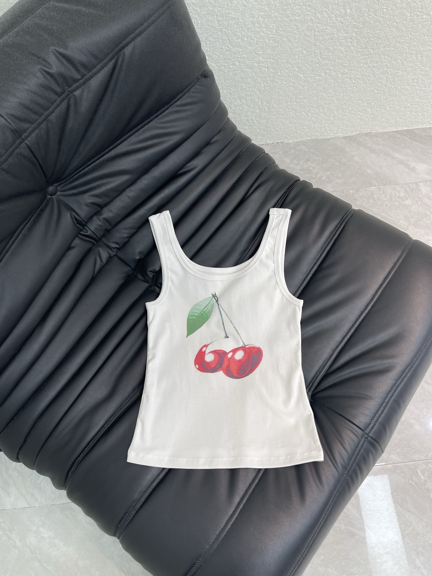 NO:793282,Misssixty26 new spring and summer cherry print vest, white main color + red cherry pattern, sweet and playful, slim fit tailoring, super revealing body curves in summer, light and breathable, suitable for daily outings or vacations. Paired with high-waisted jeans, skirts, you can easily get a fresh and energetic style with both design and practicality. Must-have SML A,,skirts,jeans,19860909Misssixty26春夏新款樱桃印花背心,白色主色+红色樱桃图案,甜美又俏皮 ,修身版型剪裁,夏天穿超显身材曲线,轻薄透气 日常出街或度假都很适合 搭配高腰牛仔裤,半身裙,轻松get清新活力风设计感与实用性兼具 必入款 SML A,,skirts,jeans,,Women's clothing