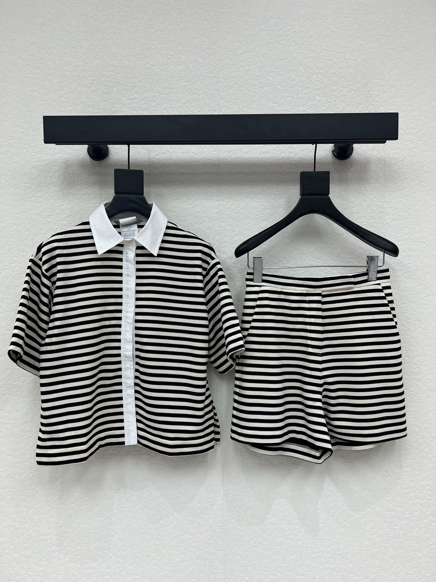 NO:793275,MaxMar*26 new spring and summer striped lapel short-sleeved top + striped shorts suit. Black and white striped design, simple and energetic. The top is loose and H-shaped. The small square collar is retro and neat. The same style of striped shorts has a perfect casual feel. It can be easily used for commuting, shopping and vacation. It is comfortable and fashionable. It is a must-have and versatile item for the summer wardrobe. One color SML A, shorts, T-shirt,19860909MaxMar*26春夏新款条纹翻领短袖上衣+条纹短裤套装 黑白条纹设计 简约又有活力 上衣宽松H型剪裁 小方领复古利落 同款条纹短裤休闲感满分,通勤,逛街,度假都能轻松驾驭,舒适又时髦,是夏季衣橱必备百搭单品.一个色SML A,,shorts,T-shirt,,Women's clothing
