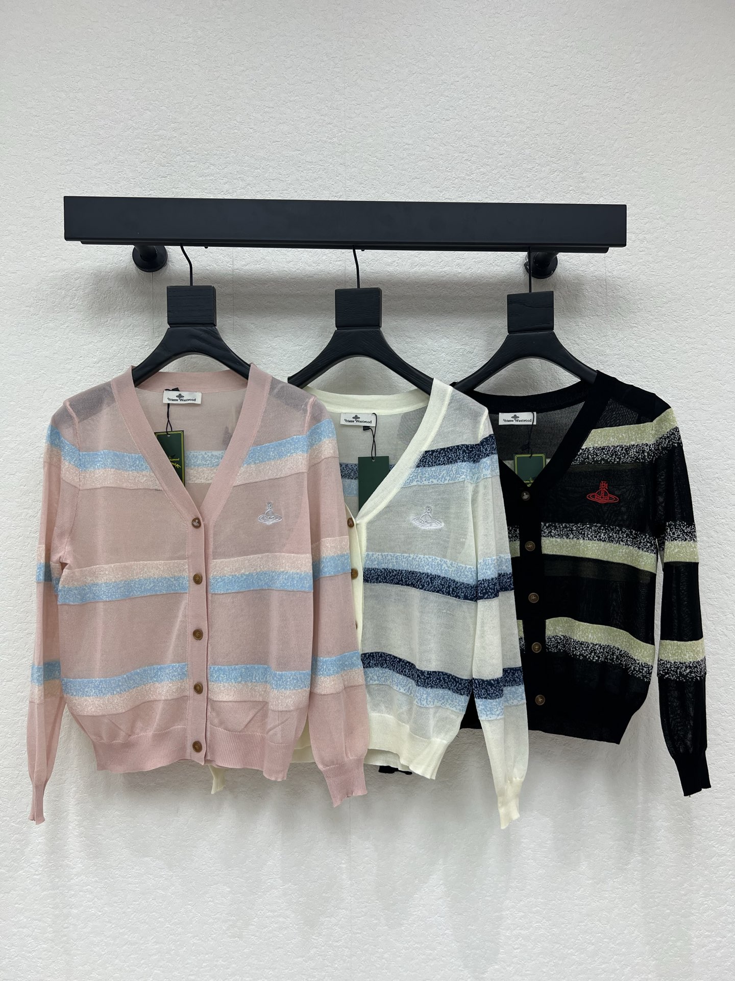 NO:793269,VivieneWestwoo*Western Queen Mother's 26 spring and summer new striped knitted V-neck long-sleeved cardigan!  Customized imported yarn weaving, soft and skin-friendly, comfortable and stylish. Striped V-neck cardigan version. The neck opening can be adjusted to expose the skin appropriately. Beautify the head and shoulder ratio to make you look slimmer. Collision of three-color stripes on the body. Logo decoration with letter embroidery on the chest. Playful to reduce age and appear whiter. Easy to wear on daily trips or parties!  SML,,19860909VivieneWestwoo*西太后26春夏新款条纹针织V领长袖开衫！定制进口纱线织造 柔软亲肤 舒适有型 条纹V领开衫版型 领口开襟调节可恰当露肤 美化头肩比例更显瘦 大身三色条纹碰撞 胸前字母刺绣徽标装饰 俏皮减龄显白 日常出行或聚会轻松驾驭！SML,,,Women's clothing