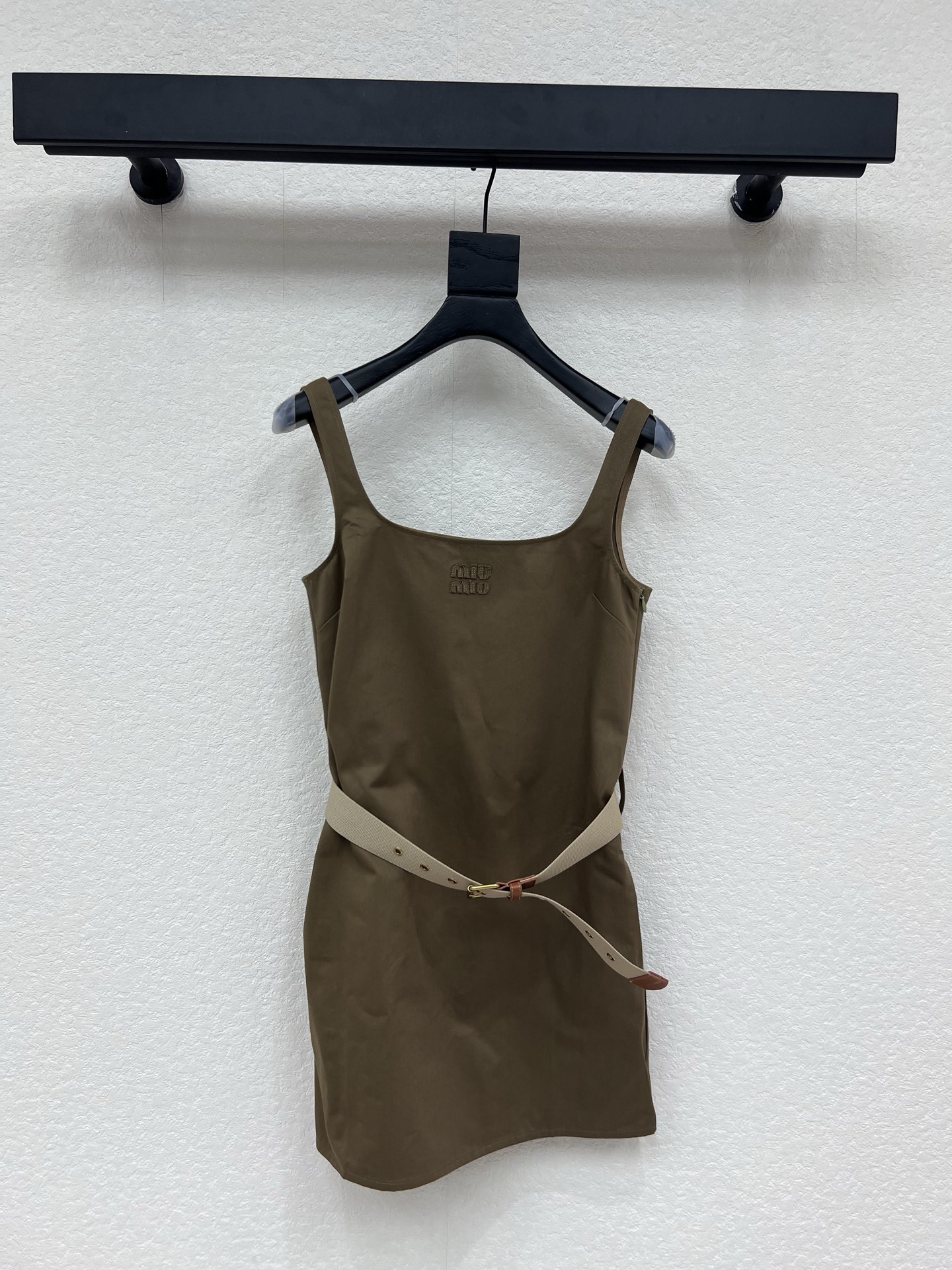 NO:793286,Miumi*26 new spring and summer new appliqué embroidered letter work vest dress. The high-end white khaki brown upper body has a high-end and refined atmosphere. The slightly wide version of the upper body modifies the proportion of the body line. It can be worn alone or layered to easily bring out a girly atmosphere!  Customized yb imported cotton material, classic brand letter logo pattern on the chest, adjustable belt at the waist to switch to different ootd!  Simple matching can easily create a lazy and fashionable look!  Awesome version, high version SML A,,miumiu,skirts,19860909Miumi*26春夏新款贴布绣字母工装背心裙.高级显白的卡其棕色上身自带高级精致气息,微阔版型上身修饰身线比例,单穿叠穿都轻松自带少女气息！定制yb进口棉材质,胸前经典品牌字母徽标图案,腰间可调节皮带切换不同ootd！简意搭配都能轻松打造慵懒时髦造型！超赞版型,高版本 SML A,,miumiu,skirts,,Women's clothing