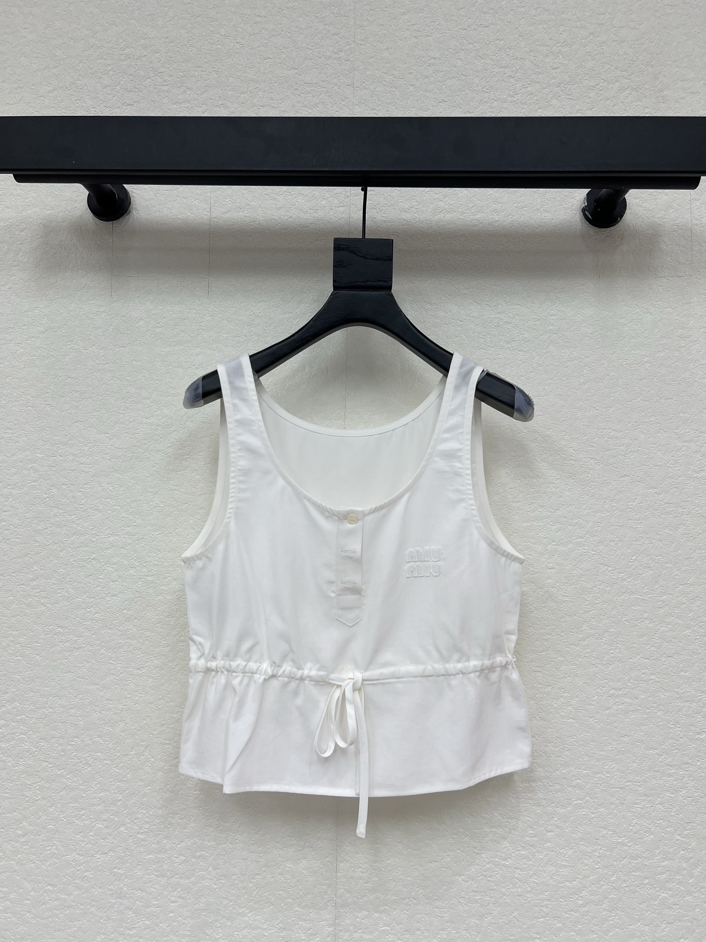 NO:794234,Miumi*26 new spring and summer sleeveless vest丨Exclusively developed by yb!  Top quality production!  The pure white tone is like freshly melted butter, the drawstring waist hides the little flesh, the large pocket skirt sways with smart curvature, and the lace is hidden in the details. Little girls' thoughts. Just wear a pair of small leather shoes, like a French girl coming out of a pictorial, lazy and sweet. SML A,,miumiu,skirts,19860909Miumi*26春夏新款无袖背心丨独家yb开发！顶级高版出品！纯净白调像刚融化的奶油,抽绳收腰藏起小肉肉,大口袋裙摆晃出灵动弧度,蕾丝花边是藏在细节里的 少女小心思.随便搭一双小皮鞋,就像从画报里走出来的法式女孩,慵懒又甜软.SML A,,miumiu,skirts,,Women's clothing