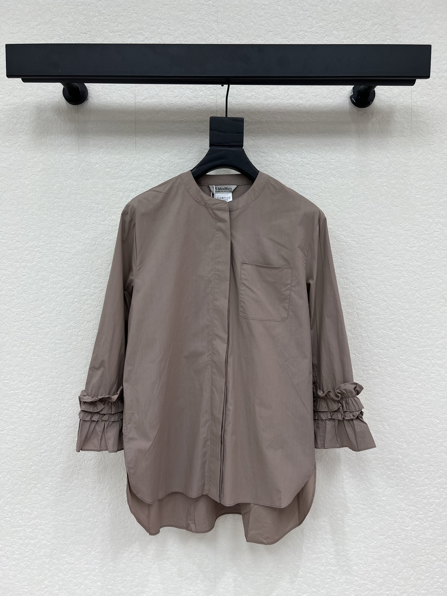 NO:793279,MaxMar*26 spring and summer new style Fengyin lotus leaf sleeve shirt. Short front and long back cut + lotus leaf sleeve design. Full sense of layering. Extra details. Small chest pocket is practical and beautiful. It can be easily used for daily commuting or leisure. It is OK to match with jeans or skirts. It is easy to get a gentle and intellectual style~One color SML,,skirts,jeans,shirts,19860909MaxMar*26春夏新款 风吟荷叶袖衬衫 前短后长剪裁+荷叶袖设计 层次感满满 细节超加分 胸前小口袋实用又美观 日常通勤或休闲都能轻松驾驭.搭配牛仔裤或半身裙都很OK,轻松get温柔知性风~一个色SML,,skirts,jeans,shirts,,Women's clothing