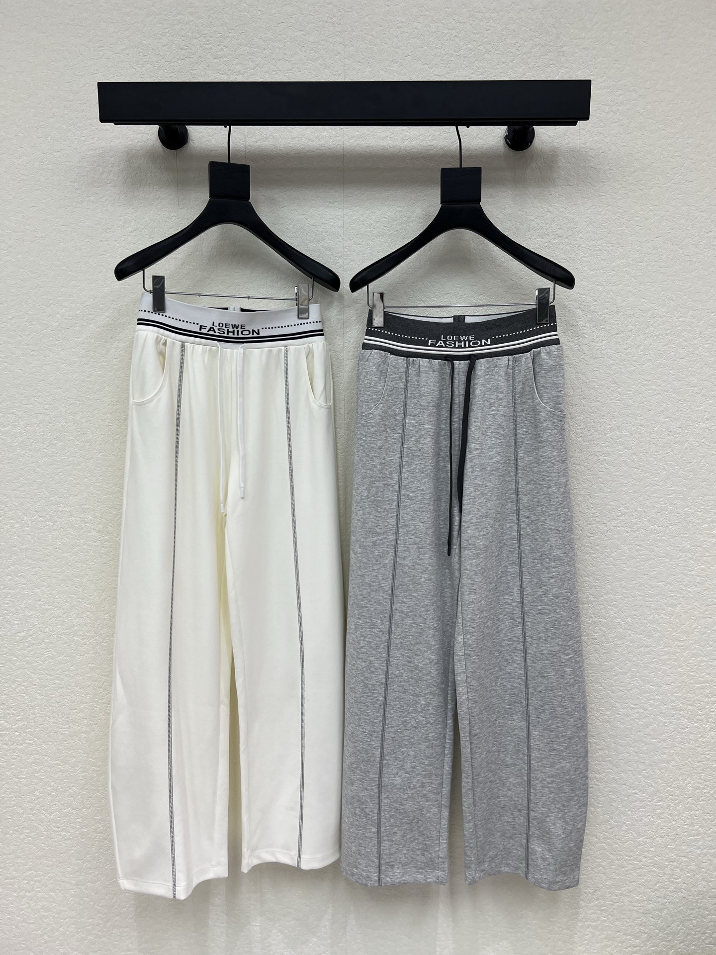 NO:793761,Loew*26 new goddess-style drawstring casual pants. These pants are made of high-quality fabrics, craftsmanship design, fresh colors, crisp fit and personalized design, exclusive brand accessories decoration, making you the most unique existence. Whether it is the trend front or daily casual, it can make your matching full of innovation. Create your exclusive style and show your personality. SML A,, loewe,19860909Loew*26新款女神同款抽绳休闲裤.这款裤子选用优质面料,工艺设计,清新的色系 挺括的版型与个性的设计相结合,专属品牌配件装饰,让你成为最独特的存在.无论是潮流前线还是日常休闲,它都能让您的搭配充满新意.打造你的专属风格,尽情展现个性.SML A,,loewe,,Women's clothing