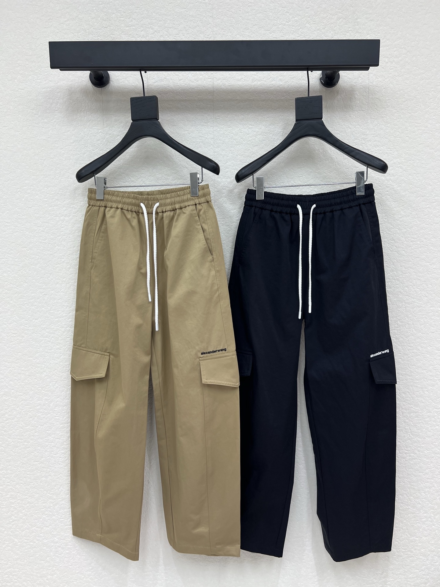 NO:793770,Alexander Wan*26 new work-style casual trousers, versatile and high-end colors, customized version, showing a sense of high-end casualness, a visual feast, a must-have versatile item for all seasons, custom-made fabrics, great texture, full of lazy style, a must-have item for goddesses!  The version is versatile and not picky, the lines are elongated and the proportions are so beautiful that you don’t want to miss it!  The quality of workmanship depends on the details SML AA,,19860909Alexander Wan*26新款工装式休闲裤 颜色百搭高级 定制版型 尽显高级随意感 视觉盛宴 四季必入的百搭单品 订制面料,质感巨好,慵懒范儿十足 女神必入神器！ 版型百搭不挑人 拉长线条比例 上身美的不要不要的！ 做工品质看细节 SML AA,,,Women's clothing