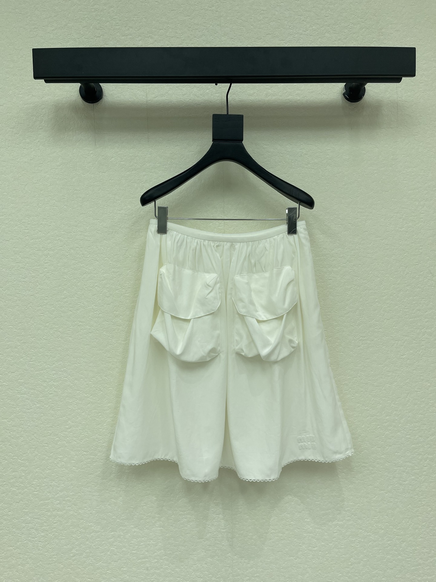 NO:794232,Miumi*26 new spring and summer large pocket skirt | Exclusively developed by yb!  Top quality production!  The pure white tone is like freshly melted butter, the drawstring waist hides the little flesh, the large pocket skirt sways with smart curvature, and the lace is the girl's little thought hidden in the details. Just wear a pair of small leather shoes, like a French girl walking out of a pictorial, lazy and sweet. SML A,,miumiu,skirts,19860909Miumi*26春夏新款大口袋半身裙丨独家yb开发！顶级高版出品！纯净白调像刚融化的奶油,抽绳收腰藏起小肉肉,大口袋裙摆晃出灵动弧度,蕾丝花边是藏在细节里的少女小心思.随便搭一双小皮鞋,就像从画报里走出来的法式女孩,慵懒又甜软.SML A,,miumiu,skirts,,Women's clothing
