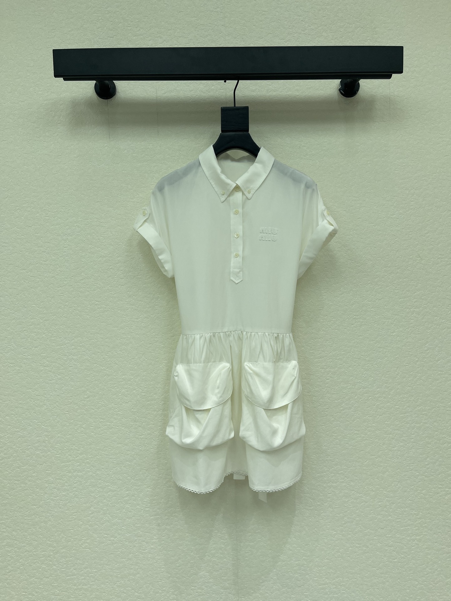 NO:794236,Miumi*26 new spring and summer logo cotton and linen sleeveless shirt dress丨Exclusively developed by yb!  Top quality production!  Breathable cotton and linen blended fabrics are selected, with a light texture. The classic lapel + half-button design is neat and casual. The rolled-up short sleeves reveal slender forearms. The waist shirring and back tie cleverly tighten the waist, which can outline the waistline without being too tight. It is very tolerant to all body types. The three-dimensional large pockets on both sides are the finishing touch, which not only adds to the coolness of work clothes, but also can easily store small items, which is both practical and fashionable. SML  A,,miumiu,skirts,shirts,T-shirt,19860909Miumi*26春夏新款 徽标棉麻无袖衬衫连衣裙丨独家yb开发！顶级高版出品！甄选透气棉麻混纺面料,自带轻盈肌理感,经典翻领+半开襟纽扣设计,利落又随性,卷边短袖露出纤细小臂,腰部抽褶与后背系带巧妙收腰,既能勾勒腰线又不会过于紧绷,对各种身材都很包容；两侧立体大口袋是点睛之笔,既增加了工装感的酷感,又能随手收纳小物,实用与时髦兼备.SML A,,miumiu,skirts,shirts,T-shirt,,Women's clothing