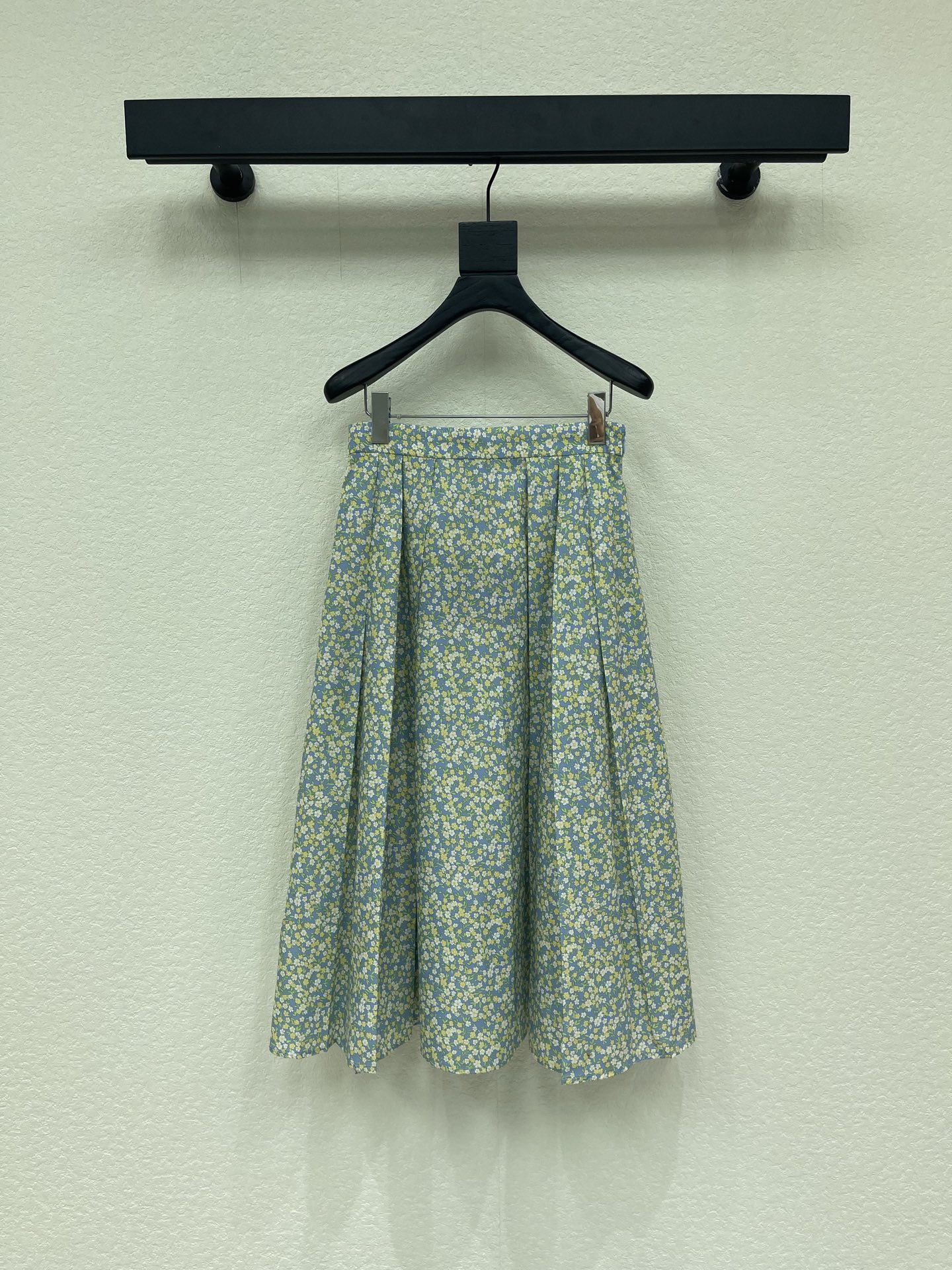 NO:794229,Prad*26 new spring and summer blue and purple floral skirt, fresh blue and purple background with yellow and white flowers, full of summer atmosphere. High-waisted A-line version + elastic waist, comfortable and slim, suitable for various body types. Thin chiffon material, drape and elegant, full layered skirt, perfect for daily life, vacation, and photos. Pair it with white or light-colored tops to easily get a gentle Korean style. It is a must-have and versatile item for summer wardrobe. SML, prada, skirts,19860909Prad*26春夏新款蓝紫碎花半身裙,清新蓝紫底色配黄白小花 夏日氛围感满满 高腰A字版型+松紧腰,舒适又显瘦,适合多种身材 轻薄雪纺材质,垂坠飘逸,裙摆层次感十足,日常,度假,拍照都超出片 搭配白色或浅色上衣,轻松get温柔韩系风,是夏季衣橱必备百搭单品.SML,,prada,skirts,,Women's clothing
