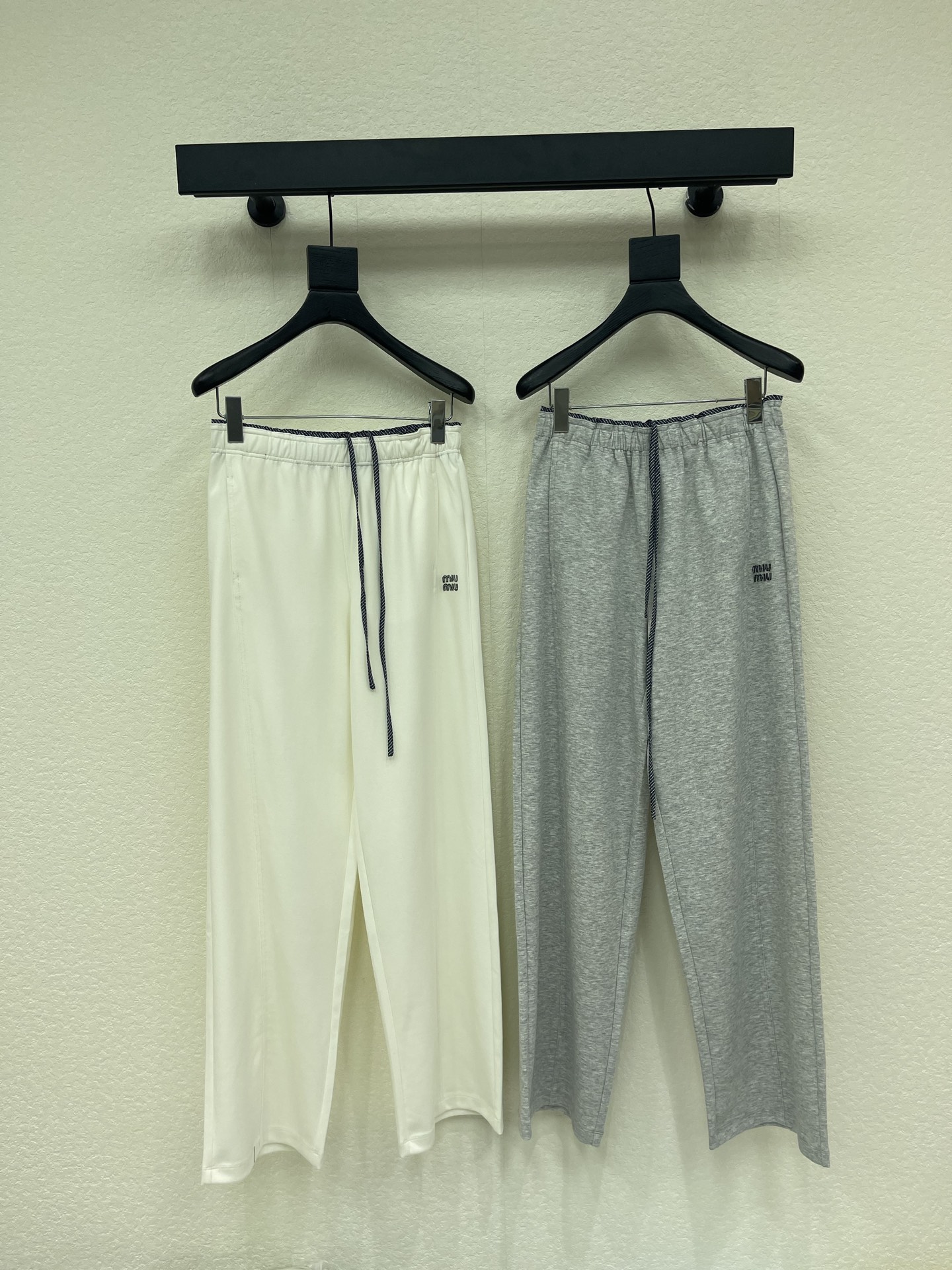NO:795257,Miumi*26 new spring and summer new goddess-style drawstring casual pants. These pants are made of high-quality fabrics, technological design, fresh colors, crisp fit and personalized design, exclusive brand accessories decoration, making you the most unique existence. Whether it is the trend front or daily casual, it can make your matching full of innovation. Create your exclusive style and show your personality. SML A,,miumiu,19860909Miumi*26春夏新款女神同款抽绳休闲裤.这款裤子选用优质面料,工艺设计,清新的色系 挺括的版型与个性的设计相结合,专属品牌配件装饰,让你成为最独特的存在.无论是潮流前线还是日常休闲,它都能让您的搭配充满新意.打造你的专属风格,尽情展现个性.SML A,,miumiu,,Women's clothing