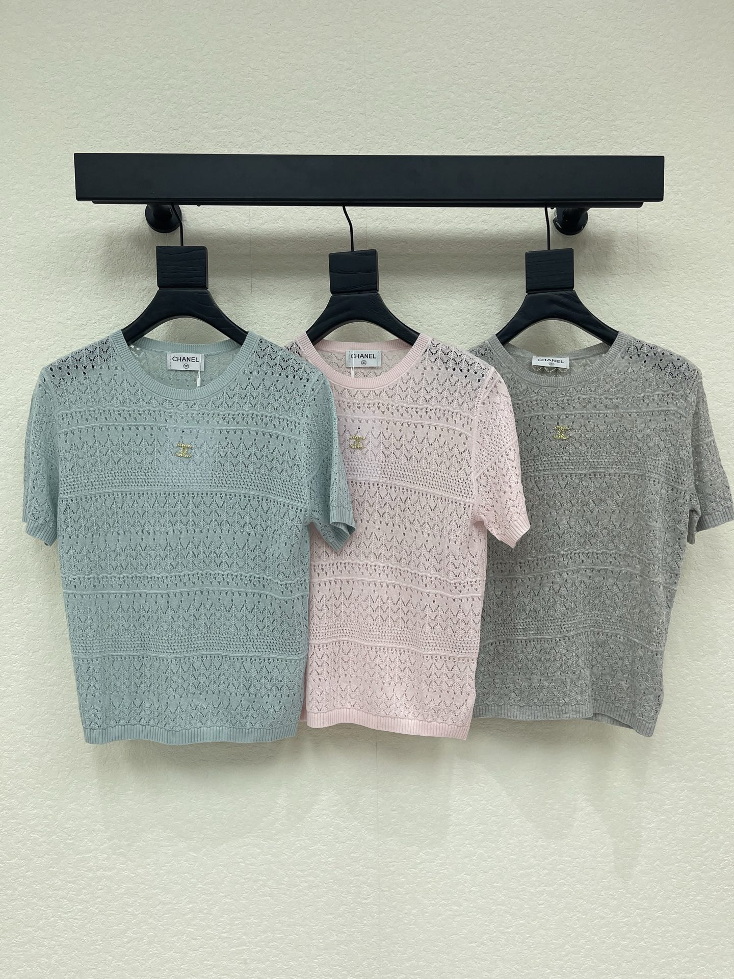 NO:794245,CHANE*26 new spring and summer hollow round neck knitted short sleeves!  Customized silk wool knitted yarn weaving, comfortable and soft, full of elasticity, round neck knitted short-sleeved cut, ready-made garments using advanced stitching technology, full-body hollow knitting pattern, delicate and rich hemming design, adding artistic flavor to simple outfits, advanced tailoring to accommodate body shape, simple modification of the double C logo on the chest can easily show off the playful girl style. Regular fit, slim and fashionable, can be worn alone or layered in all seasons. SML, chanel, T-shirt,19860909CHANE*26春夏新款镂空圆领针织短袖！定制丝毛针织纱线织造 舒适软糯 弹力十足 圆领针织短袖裁剪 成衣选用高级走针工艺 通体镂空编织花纹满铺 包边设计细腻丰富 为简易穿搭增添文艺气息 高级剪裁包容身材 胸前双C徽标简单修饰 就能轻松彰显俏皮女生风格 常规版型 显瘦时髦 四季单穿叠穿都SML,,chanel,T-shirt,,Women's clothing