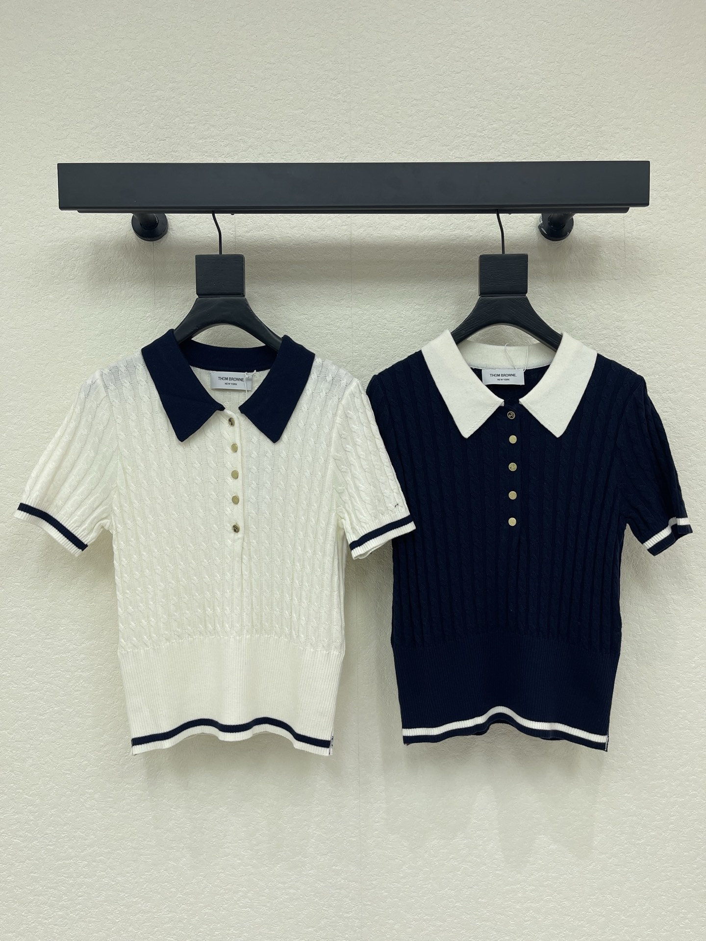 NO:794246,TB*26 new spring and summer college-style knitted short-sleeved Polo shirt, made of soft wool, is super comfortable to the touch, skin-friendly and warm. Classic lapel + twist texture, contrasting color design is super layered, versatile! Short-sleeved + button details, full of youthful vitality, can be easily controlled for daily commuting and leisure. Paired with high-waist pants or short skirts, you can switch between college style or age-reducing style~SML A,,skirts,T-shirt,19860909TB*26春夏新款学院风针织短袖Polo衫,采用柔软羊毛触感超舒适,亲肤又保暖.经典翻领+麻花纹理,撞色设计超有层次感,百搭不挑人!短袖+纽扣细节,青春活力满满,日常通勤,休闲都能轻松驾驭,搭配高腰裤或短裙,学院风or减龄风随心切换~SML A,,skirts,T-shirt,,Women's clothing