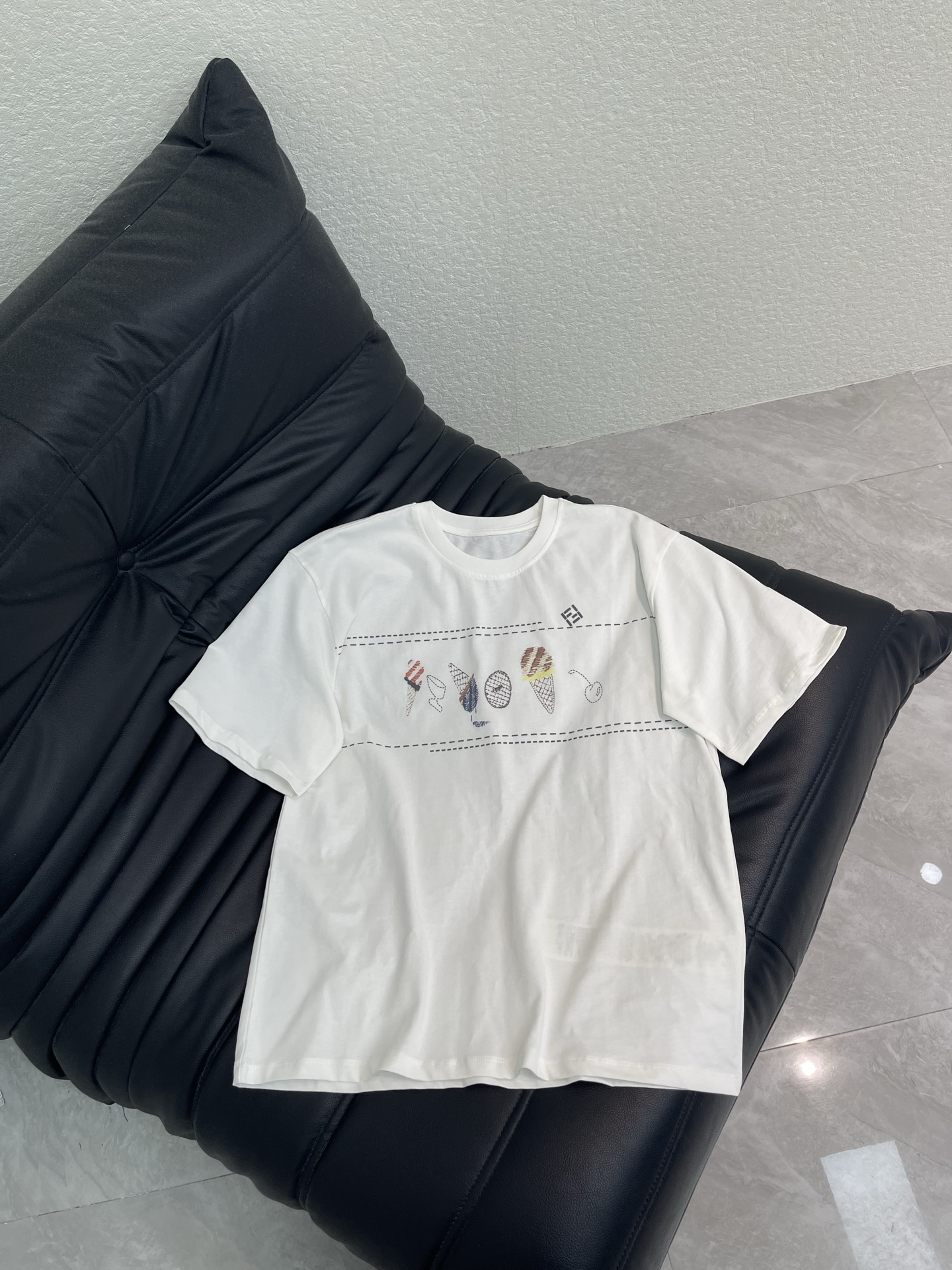 NO:794231,Fend*26 new spring and summer white ice cream print logo short-sleeved T-shirt, colorful ice cream print on the chest, super playful, full of details, full of artistic sense, high quality cotton material  Soft and breathable, super comfortable to wear in summer! Loose fit and tolerant, it looks great with jeans, shorts or skirts, and you can easily switch between casual or sweet styles. The ice cream embroidery is the highlight, which reduces age and is eye-catching. It can be easily used for daily outings and dates. It is a must-have and versatile item for summer wardrobe. SML,, fendi, skirts, shorts, jeans, T-shirt, tees, t-shirt,19860909Fend*26春夏新款白色冰淇淋印花logo短袖T恤,胸前彩色冰淇淋印花,超俏皮,细节满满,艺术感十足 高品质棉料 柔软透气,夏天穿超舒服!宽松版型,包容性强,随便搭牛仔裤,短裤或裙装都很出彩,轻松切换休闲or甜美风.冰淇淋刺绣是亮点,减龄又吸睛,日常出街,约会都能轻松驾驭,是夏日衣橱必备百搭单品.SML,,fendi,skirts,shorts,jeans,T-shirt,tees，t-shirt,,Women's clothing
