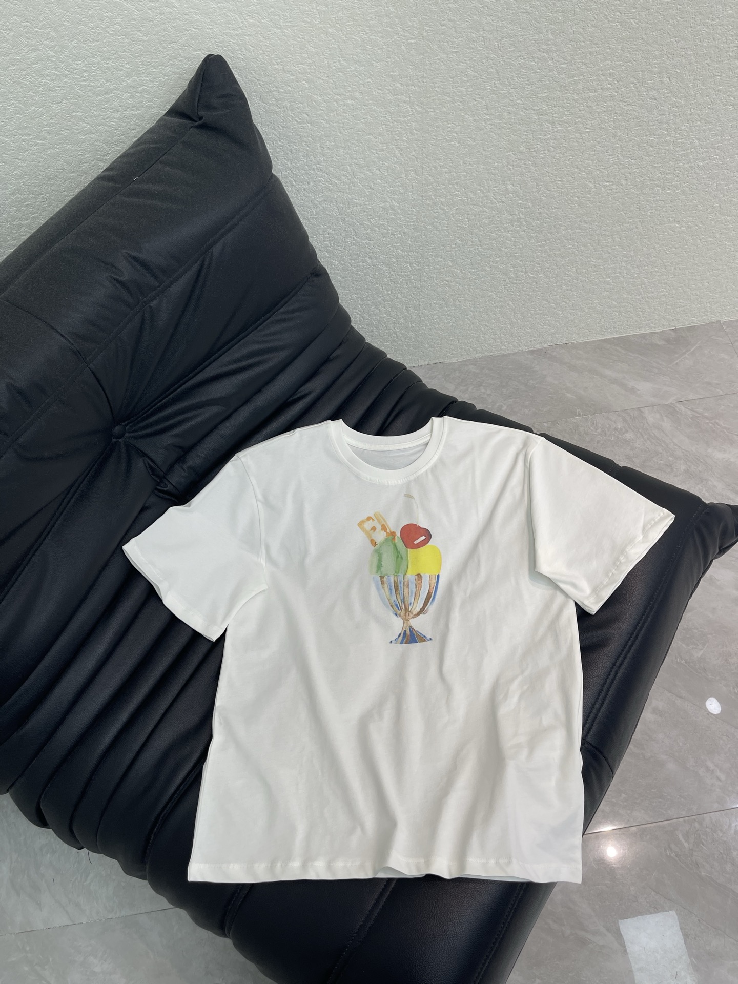 NO:794233,Fend*26 new spring and summer white ice cream cup printed short-sleeved T-shirt, the colorful ice cream print on the chest is super playful, and the cherry and striped cup design has a summer atmosphere! High-quality cotton material, comfortable and breathable to wear, suitable for going out or dating in summer. Pair it with jeans or casual pants to easily get an age-reducing fashion sense, low-key yet luxurious, I really love the FF iconic design SML A,,fendi,jeans,T-shirt,tees,t-shirt,19860909Fend*26春夏新款白色冰淇淋杯印花短袖T恤,胸前彩色冰淇淋印花超俏皮,樱桃和条纹杯设计超有夏日氛围感!高品质棉料,穿着舒适透气,夏天出街或约会都很适合 搭配牛仔裤或休闲裤,轻松get减龄时尚感,低调又不失奢华,FF标志性设计真的太爱啦 SML A,,fendi,jeans,T-shirt,tees，t-shirt,,Women's clothing