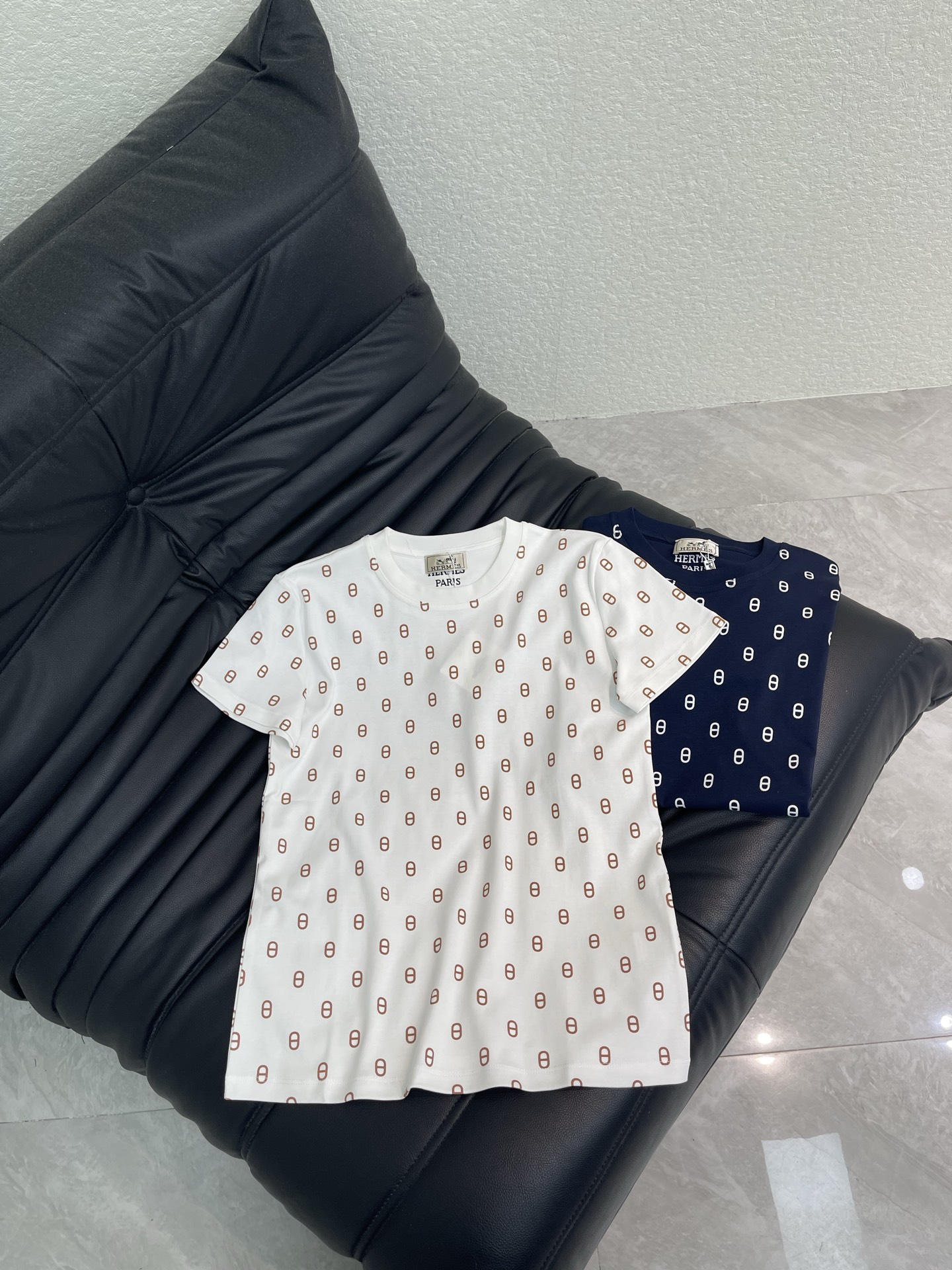 NO:794235,Herme*26 new spring and summer new all-over pig nose button printed short-sleeved T-shirt!  Customized 100% cotton material with fine texture, comfortable and breathable. Printing process is used to restore the lock totem pattern throughout the body. It echoes the brand style. The artistic style is rich in layers. Fashionable and casual, it can be worn alone or as an inner layer. Black/white SML, hermes, T-shirt, tees, t-shirt,19860909Herme*26春夏新款满印猪鼻扣印花短袖T恤！定制全棉材质 质感细腻 舒适透气 通体以印花工艺还原锁扣图腾图案 品牌格调呼应 艺术风格层次丰富 时髦休闲单穿内搭都出彩时髦.黑色/白色 SML,,hermes,T-shirt,tees，t-shirt,,Women's clothing